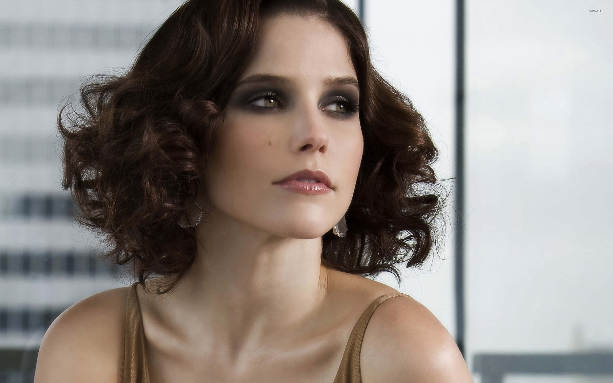 Sophia Bush, dark curly hair, smoky eye makeup, 2K Desktop Wallpaper