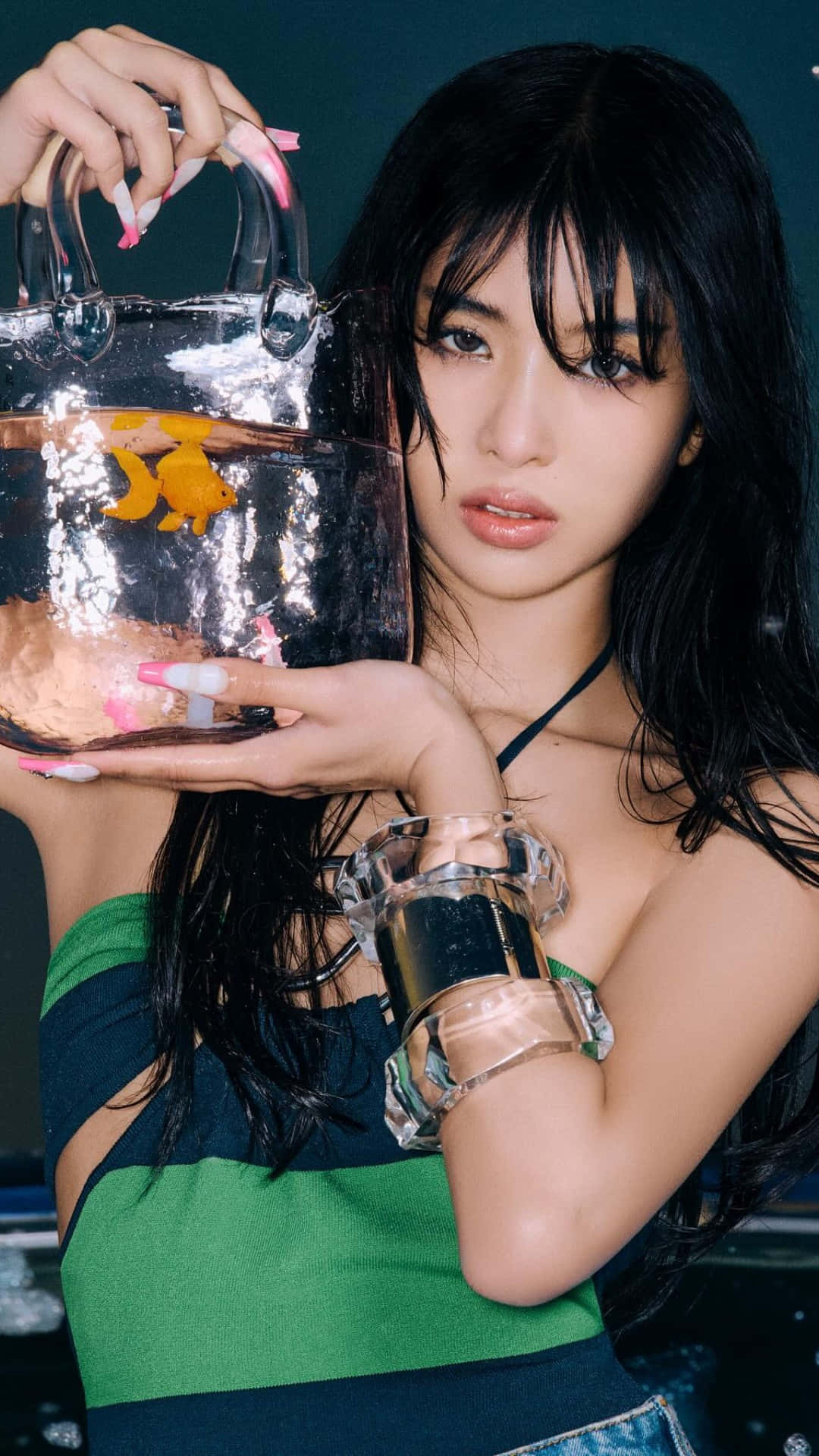 Sophia Katseye, transparent handbag, goldfish, Full HD Phone Wallpaper