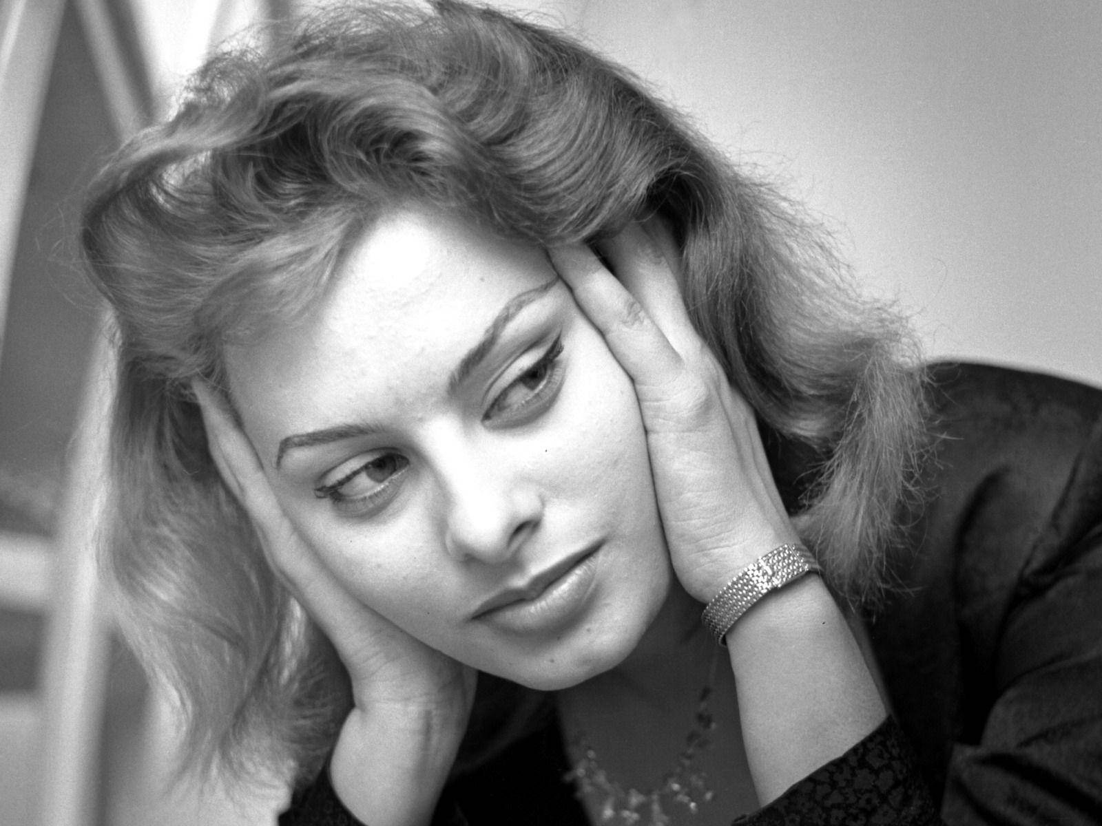 Sophia Loren, black and white portrait, hands framing her face, HD Desktop Wallpaper