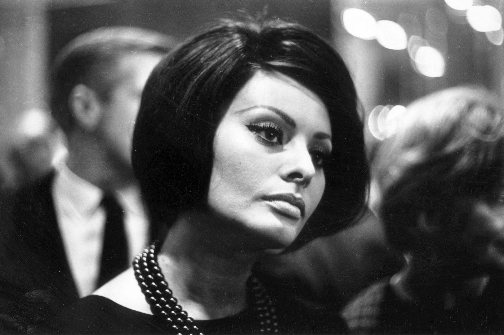 Sophia Loren, black and white portrait, bold makeup, HD Desktop Wallpaper