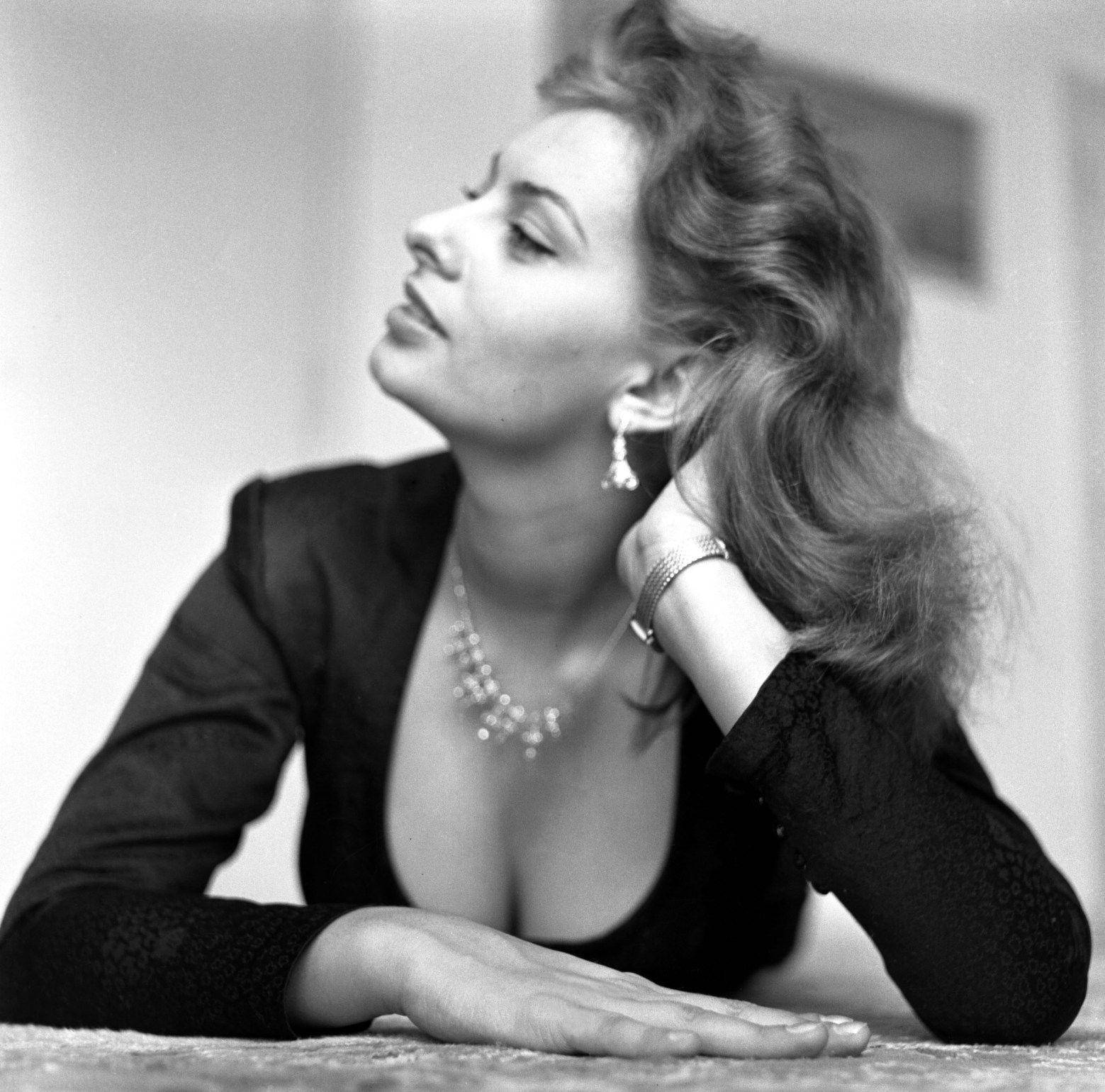 Sophia Loren, wavy hair, chin on hand, HD Desktop Wallpaper