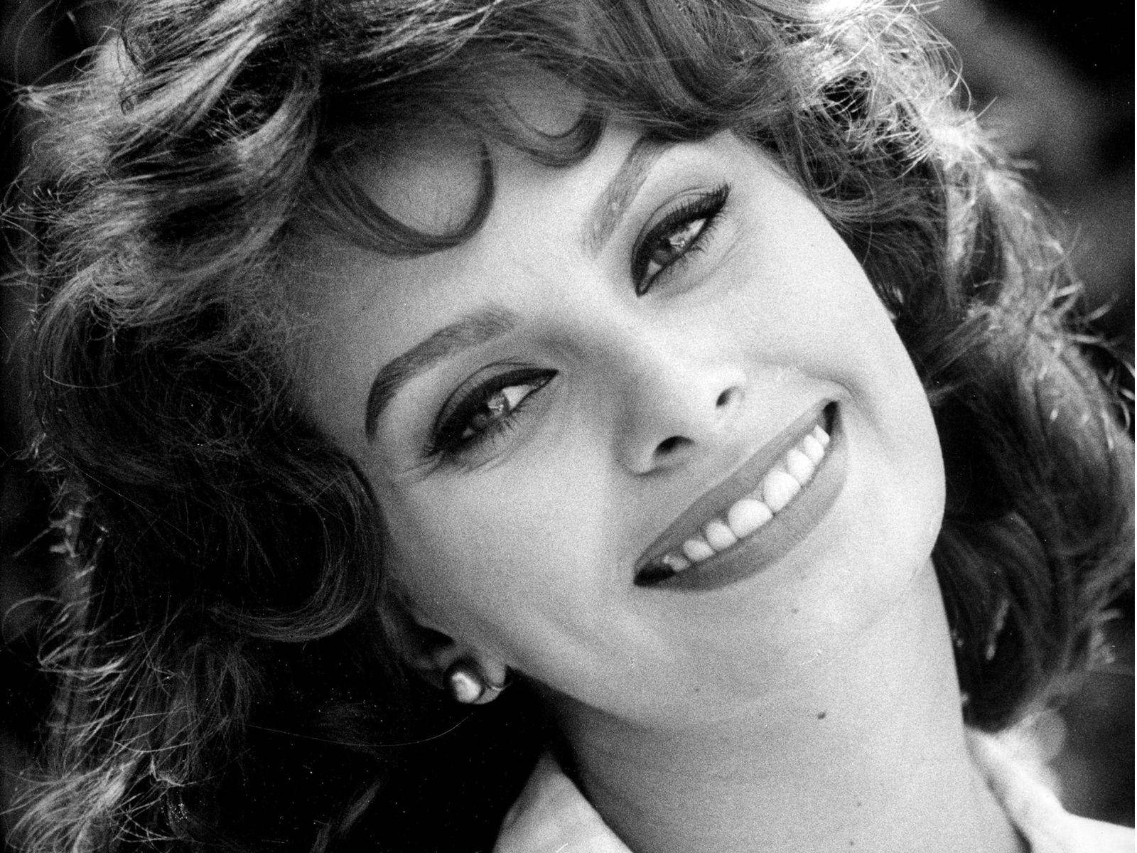 Sophia Loren, voluminous curls, black and white, HD Desktop Wallpaper