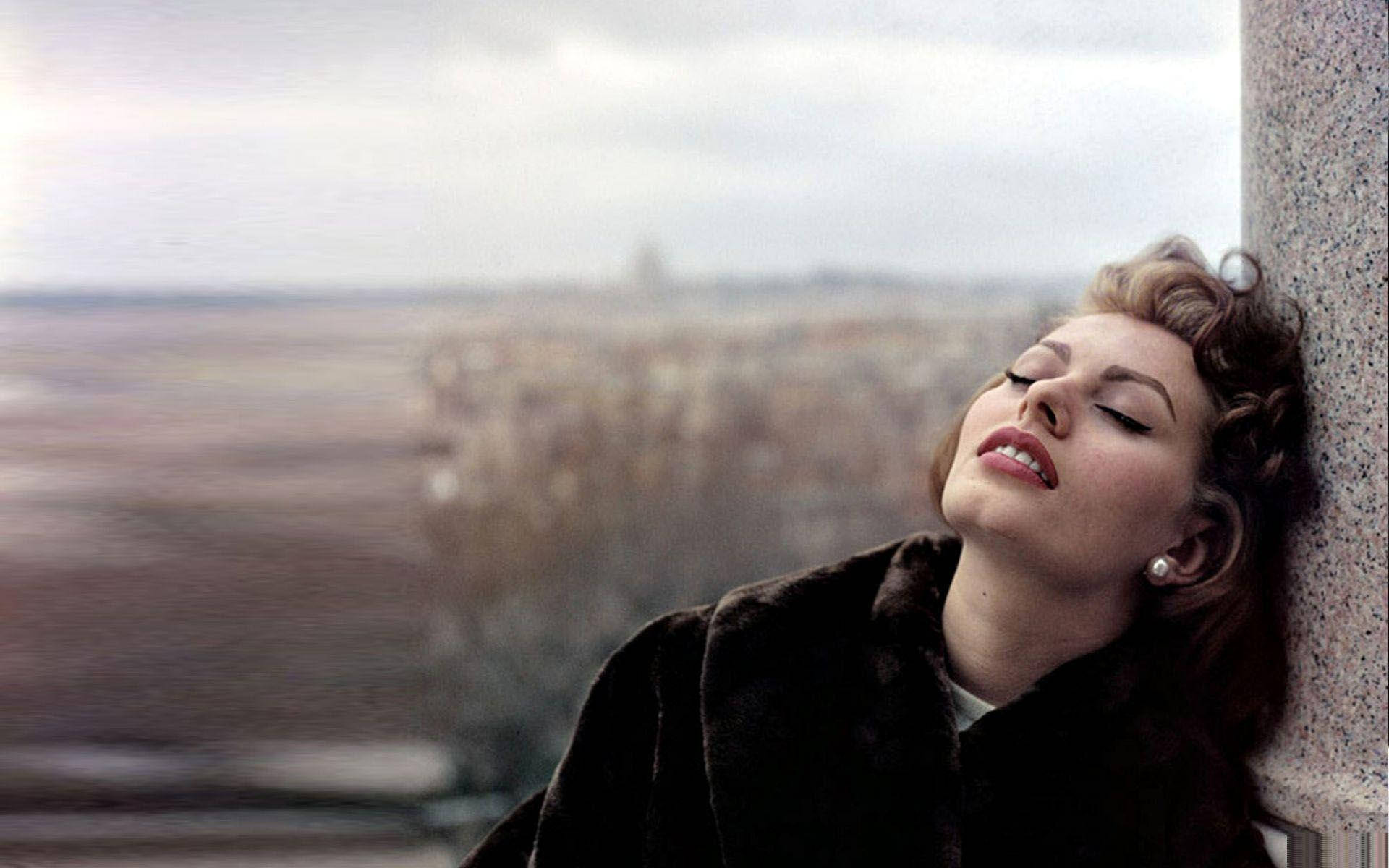 Sophia Loren, dark fur coat, stone pillar, Full HD Desktop Wallpaper