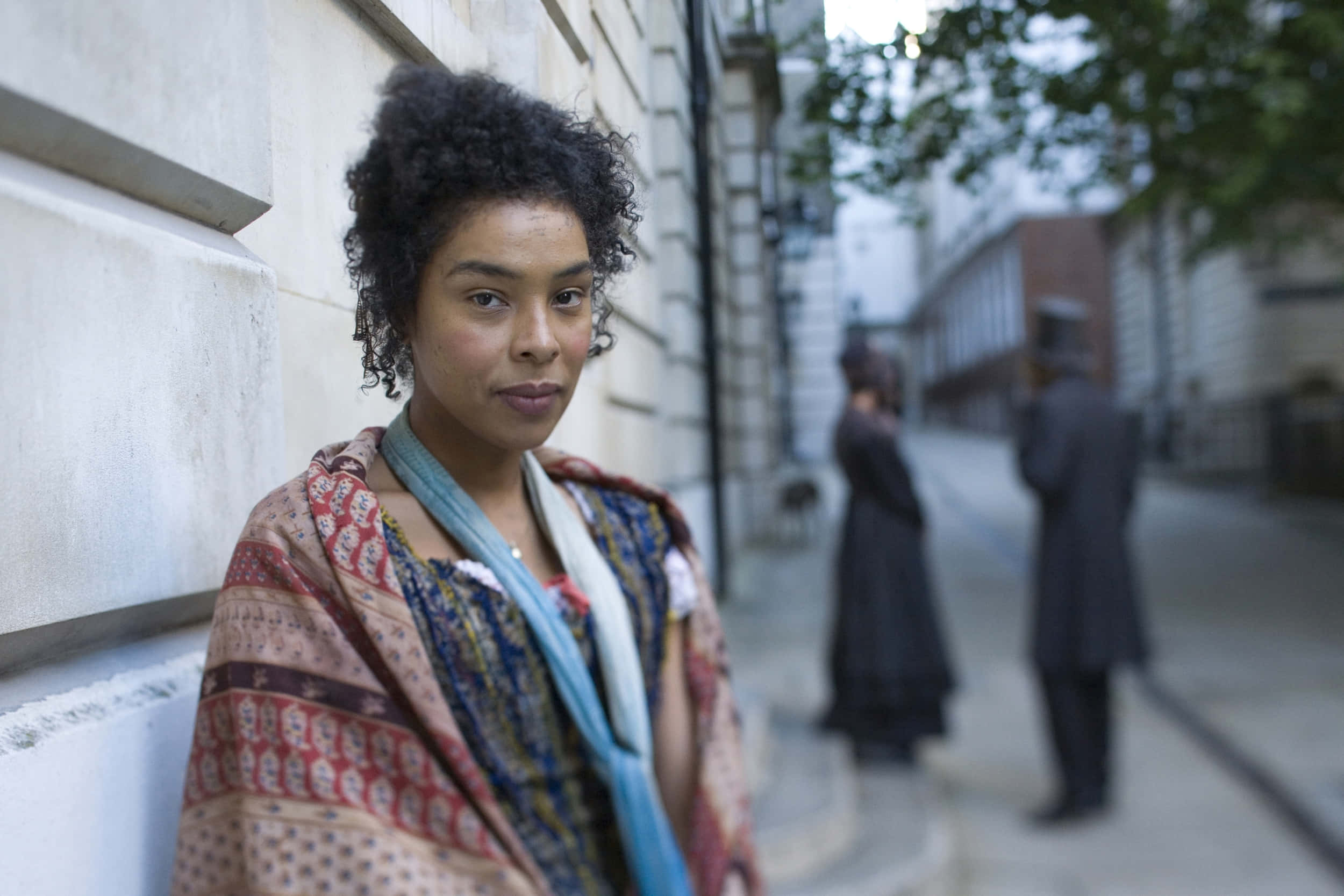 Sophie Okonedo, curly hair, stone wall, Full HD Desktop Wallpaper