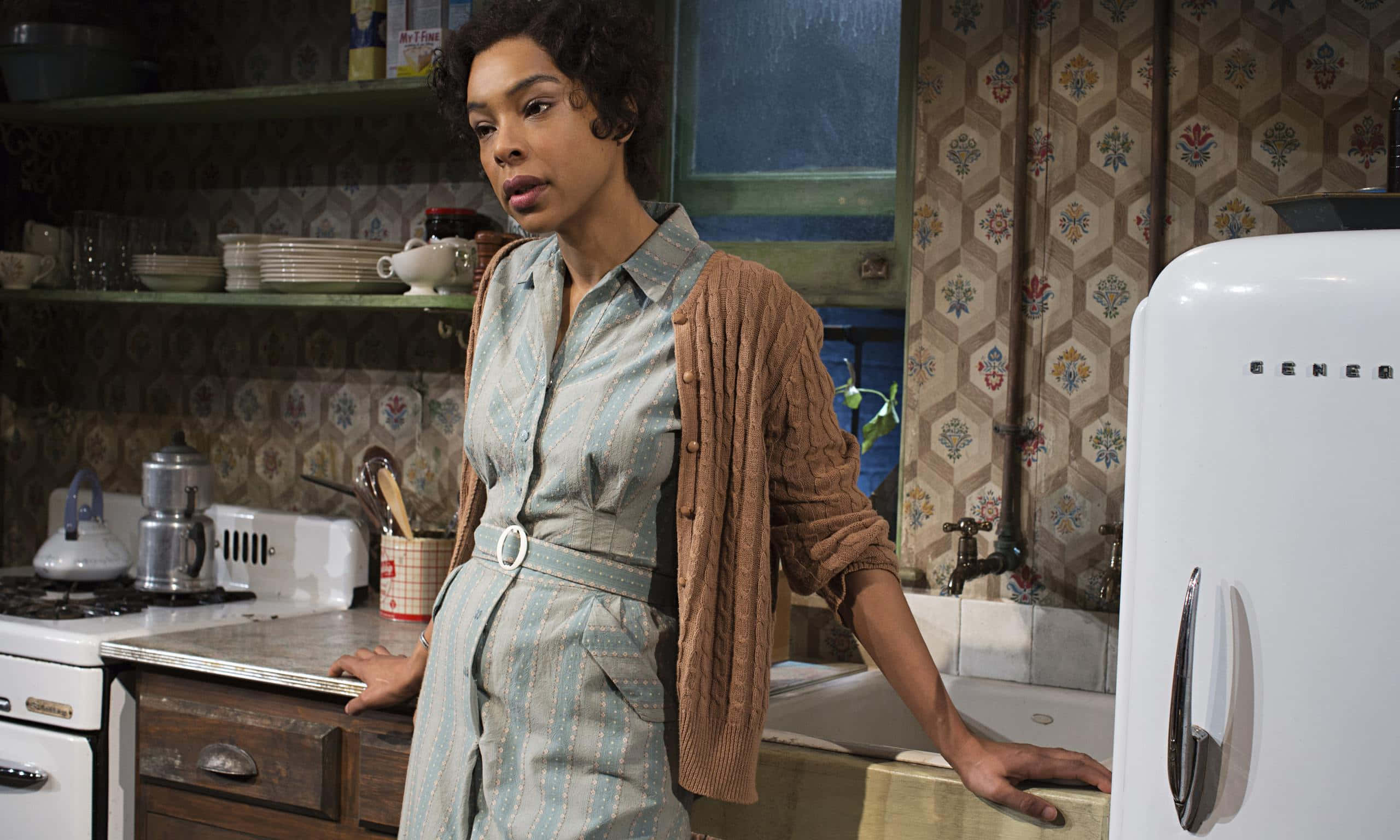 Sophie Okonedo, striped dress, cardigan, 2K Desktop Wallpaper