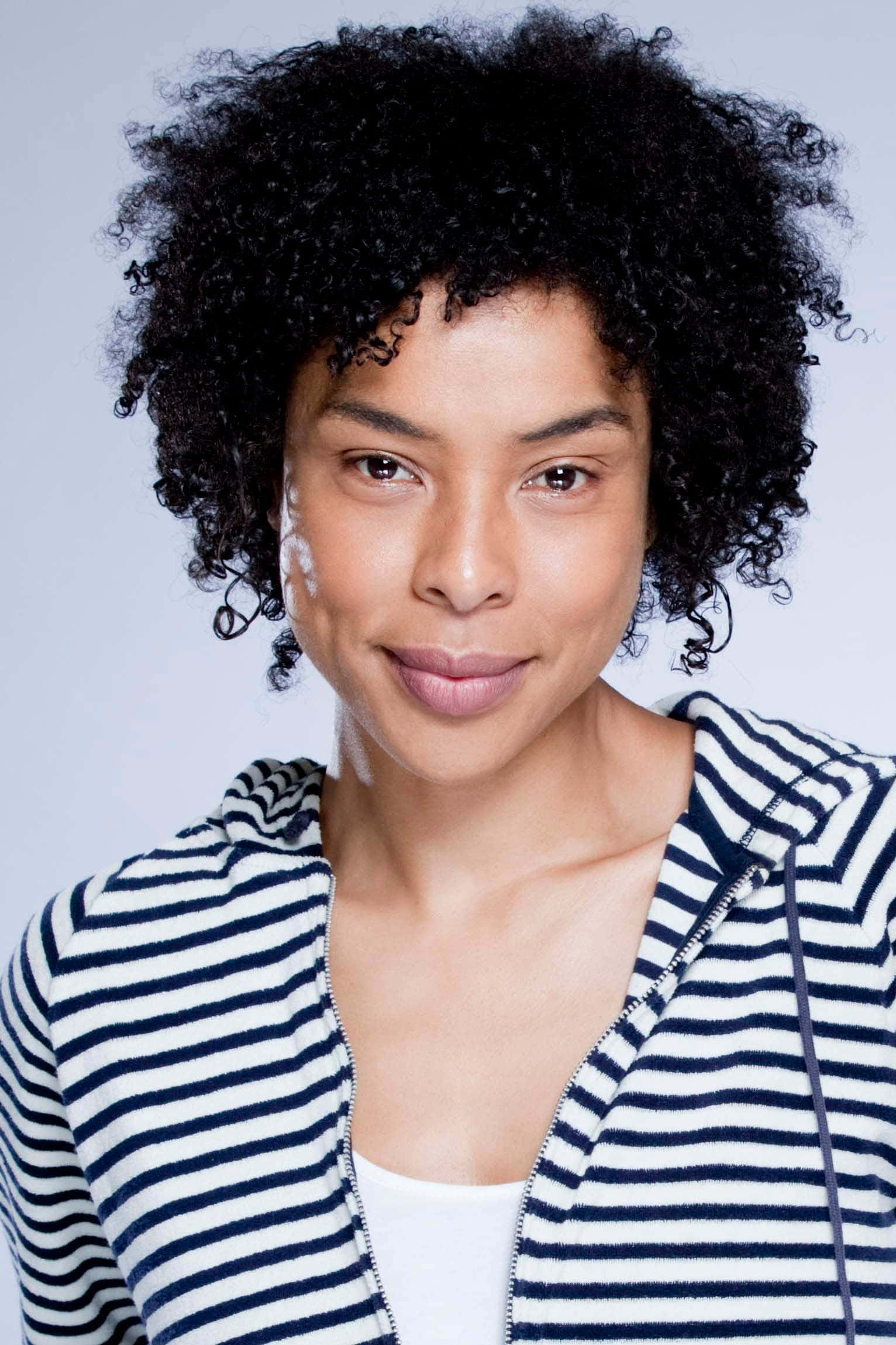 Sophie Okonedo, red carpet event, navy and white striped hoodie, Full HD Phone Wallpaper