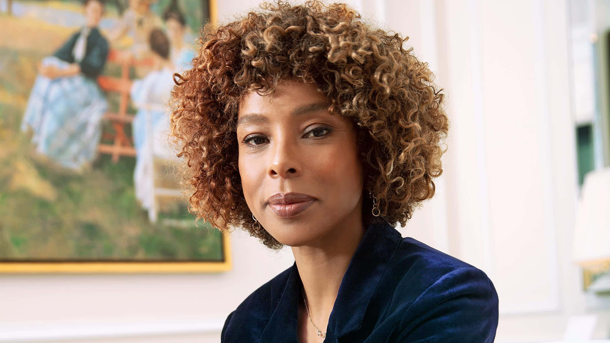 Sophie Okonedo, blue velvet top, voluminous curly hair, Full HD Desktop Wallpaper