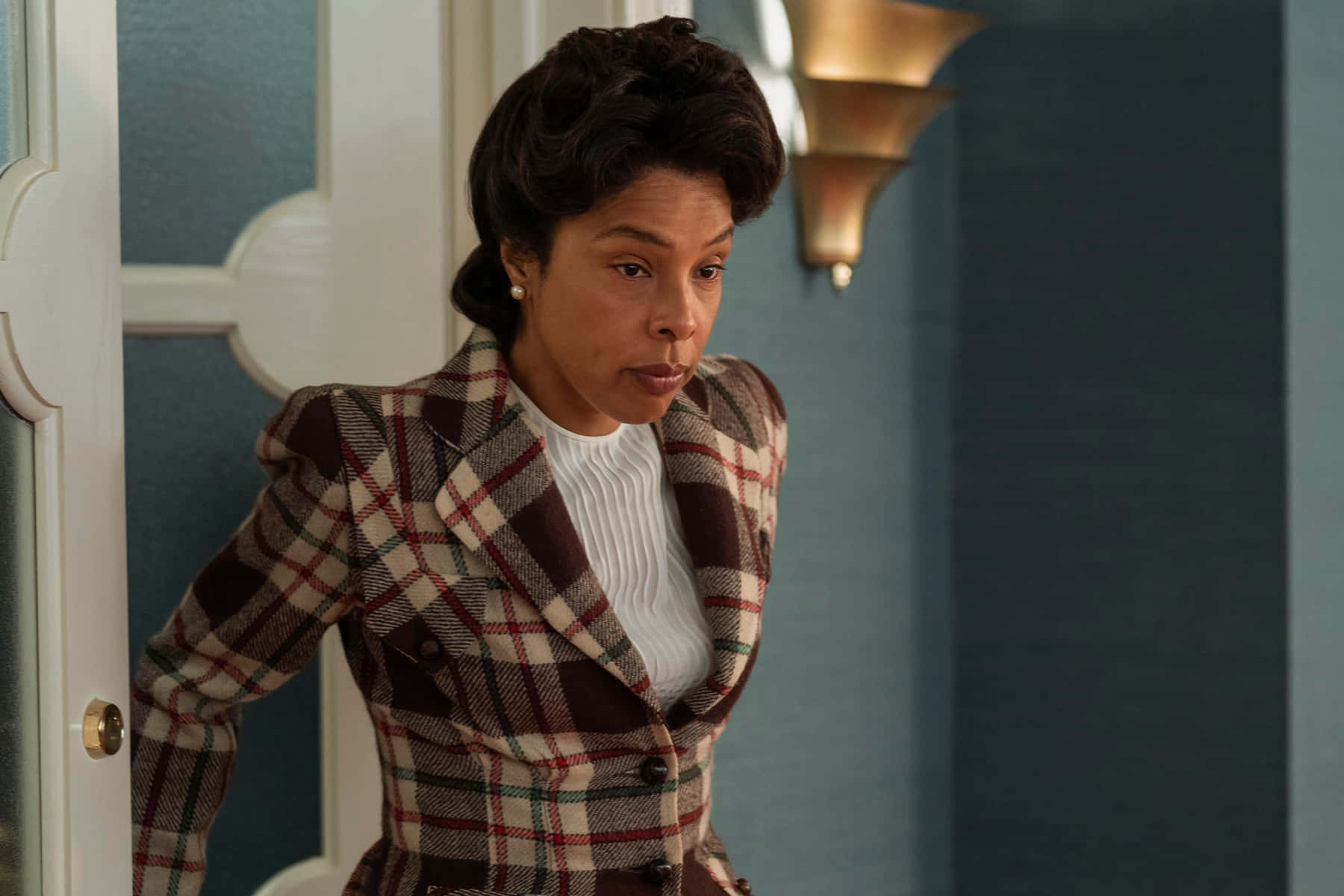 Sophie Okonedo, plaid blazer, doorway, HD Desktop Wallpaper