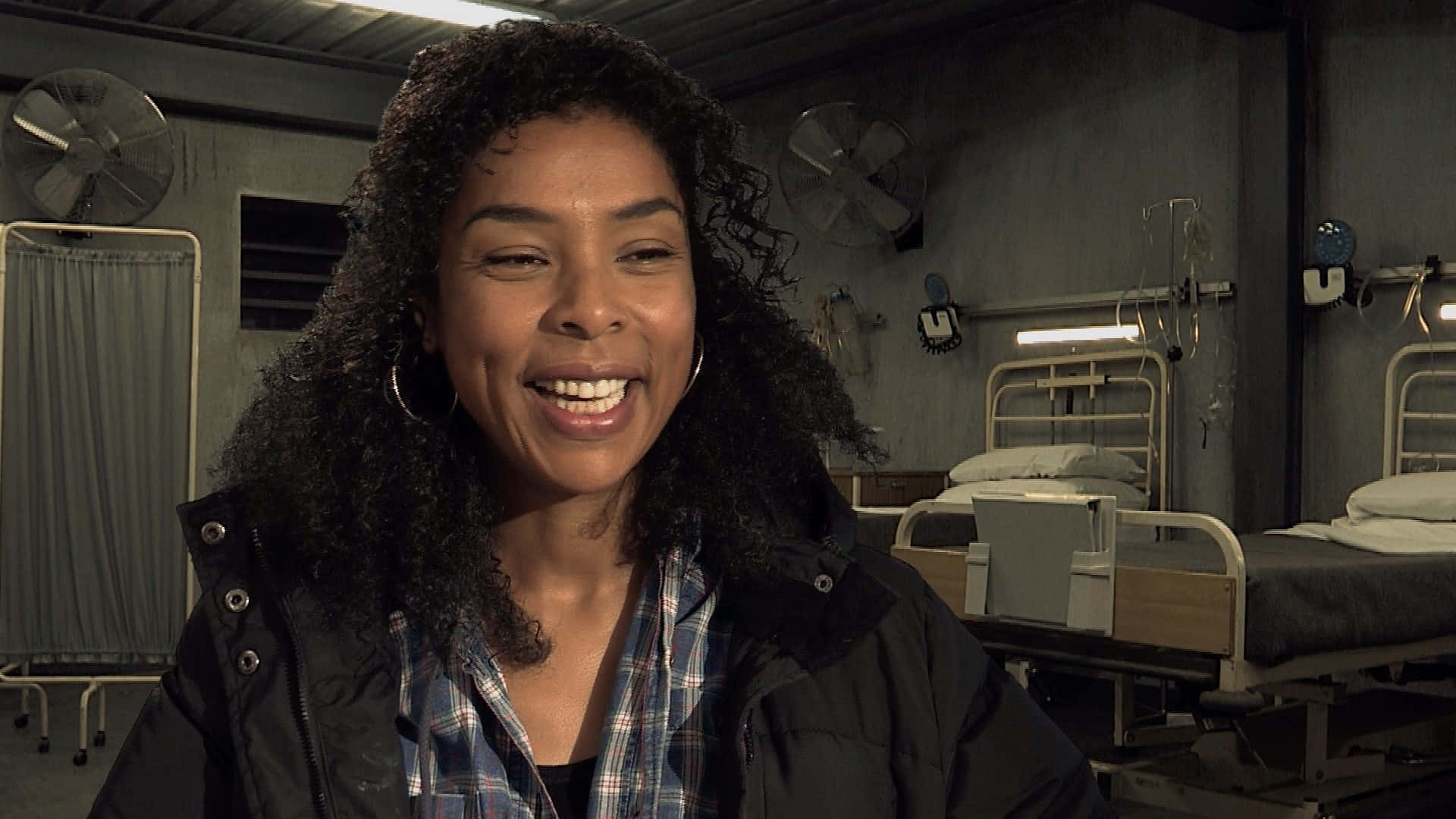 Sophie Okonedo, curly hair, dimly lit hospital room, Full HD Desktop Wallpaper
