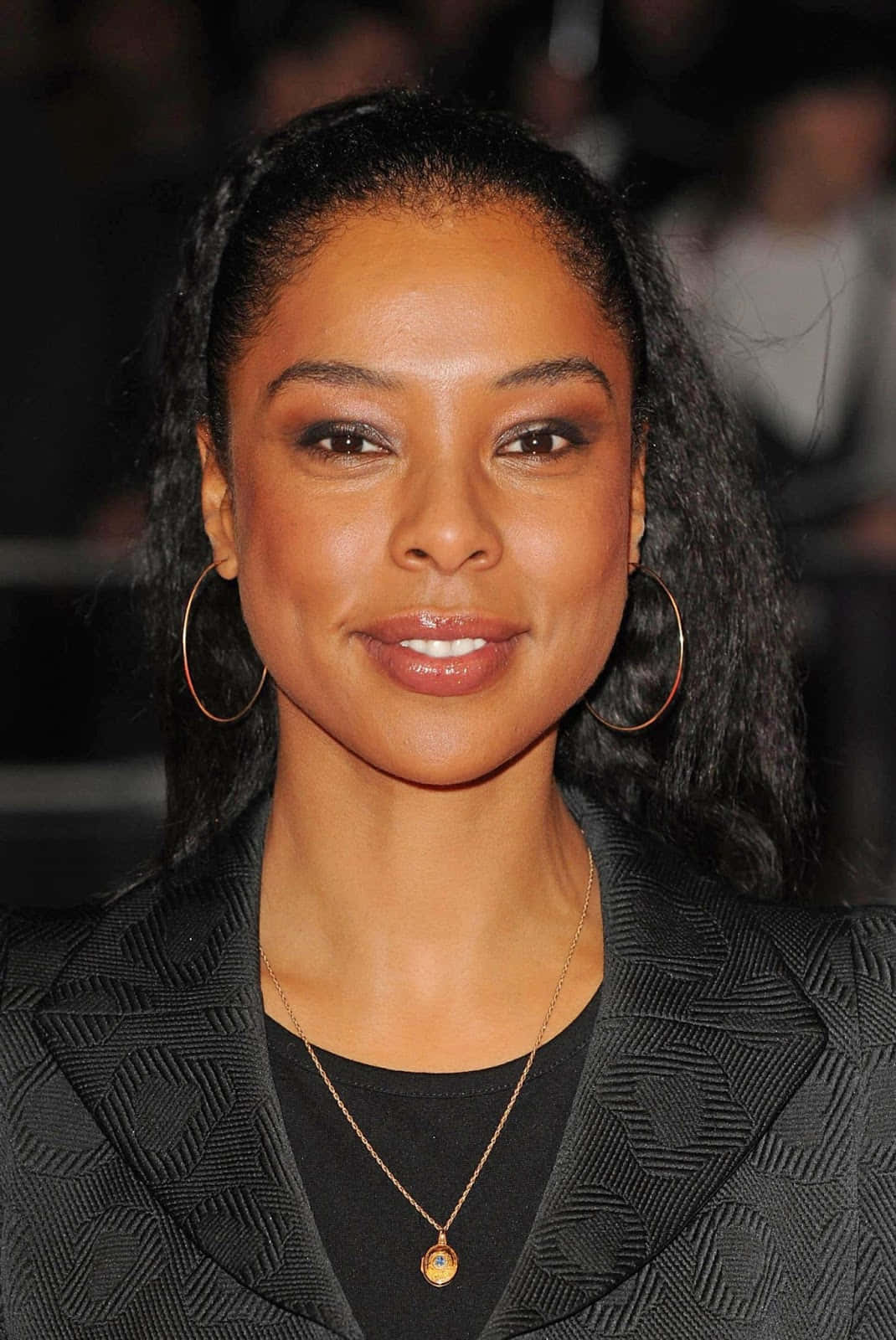 Sophie Okonedo, red carpet, hoop earrings, HD Phone Wallpaper