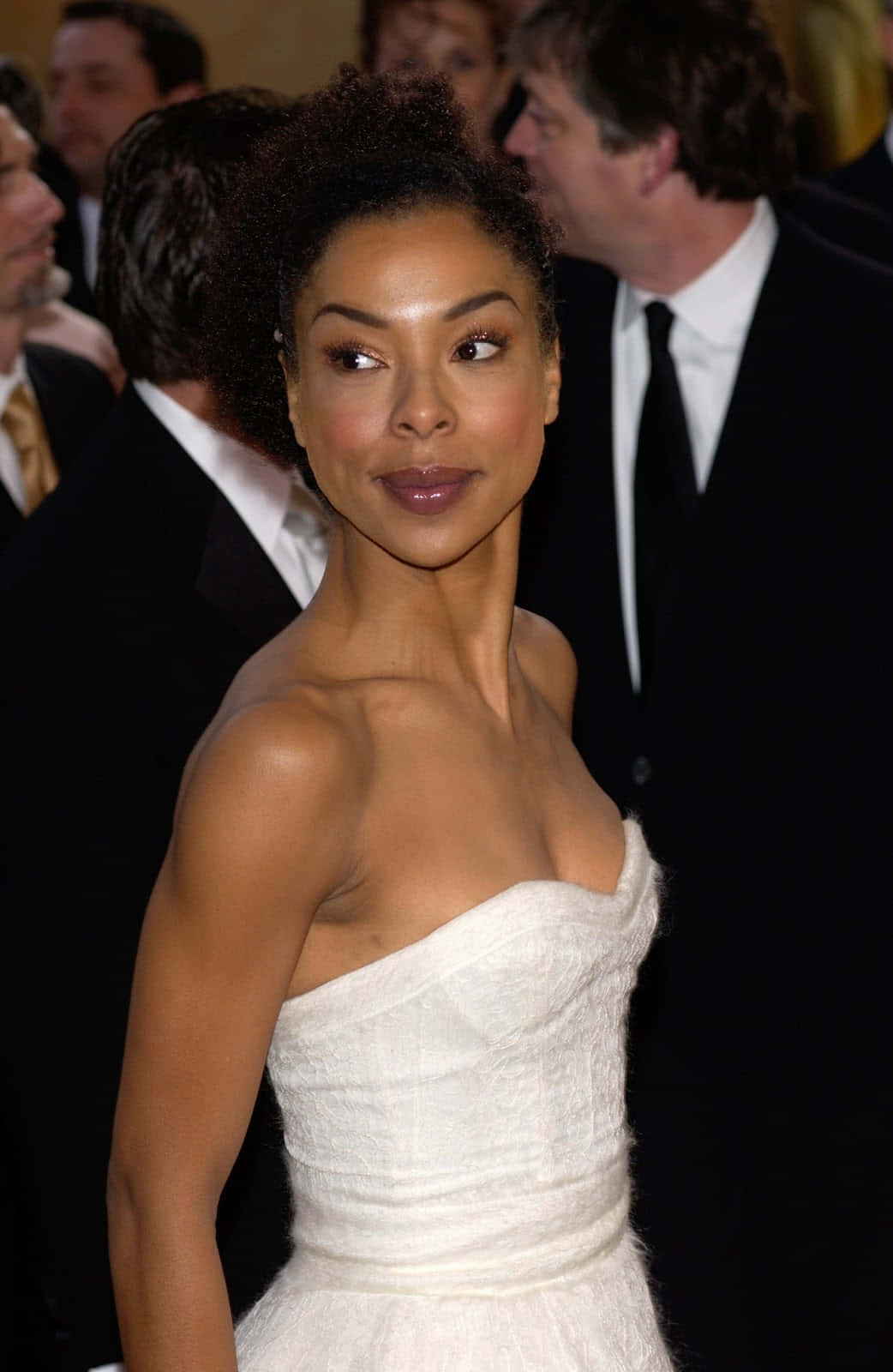 Sophie Okonedo, textured white strapless gown, evening event, HD Phone Wallpaper