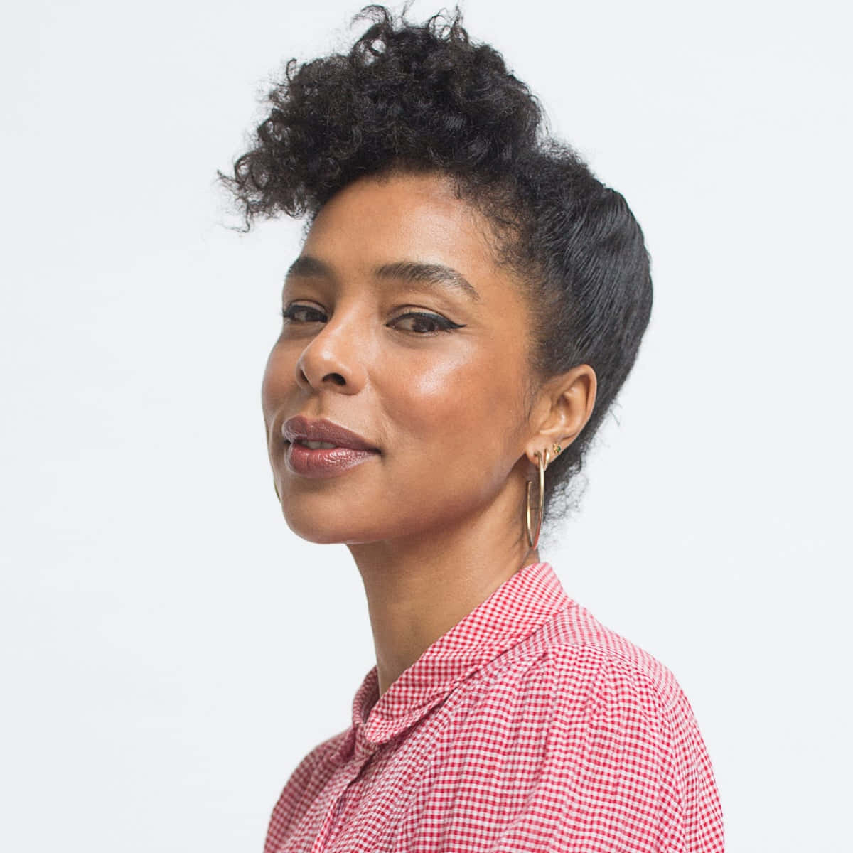 Sophie Okonedo, curly black hair, gold hoop earrings, SD Desktop Wallpaper