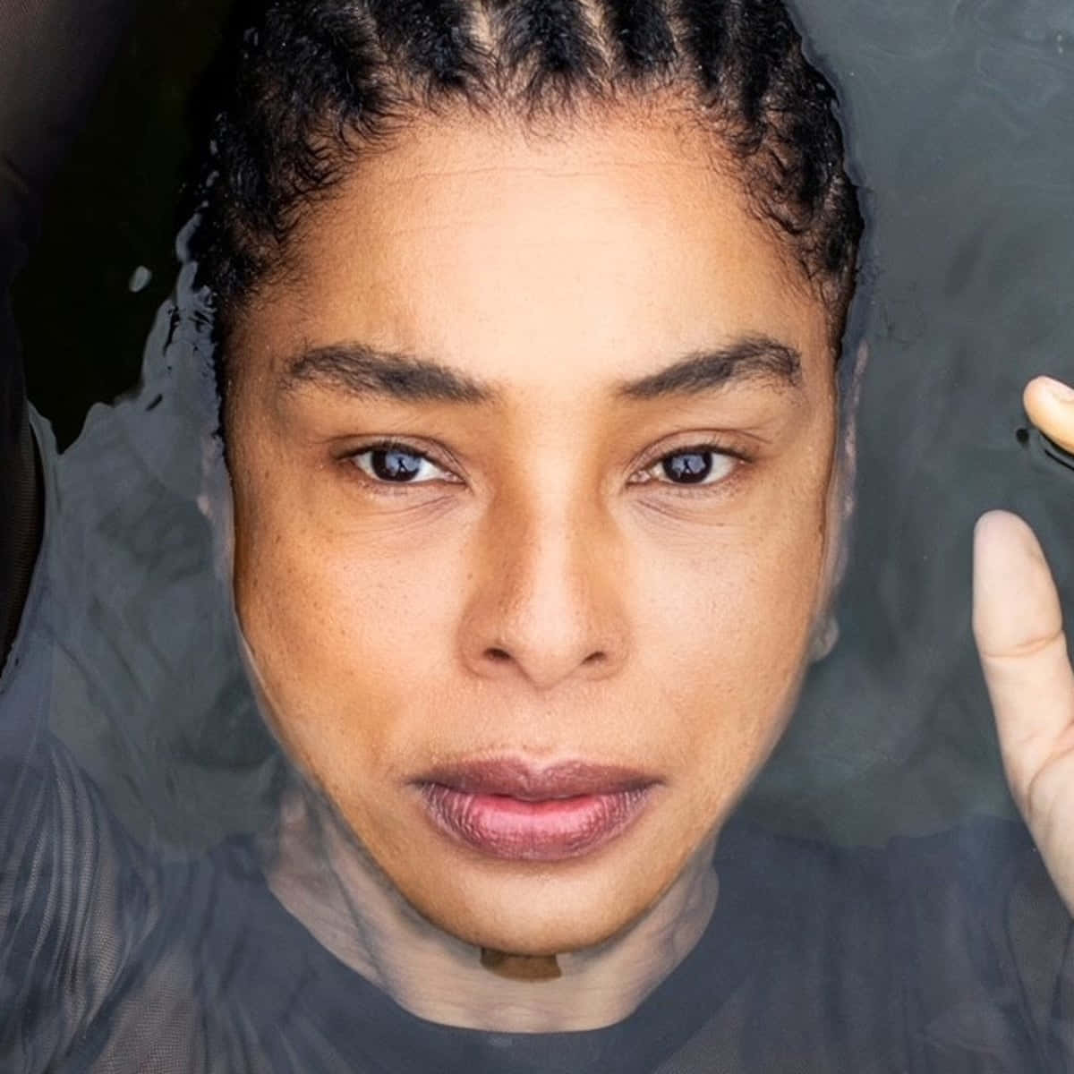 Sophie Okonedo, braided hair, underwater, SD Desktop Wallpaper