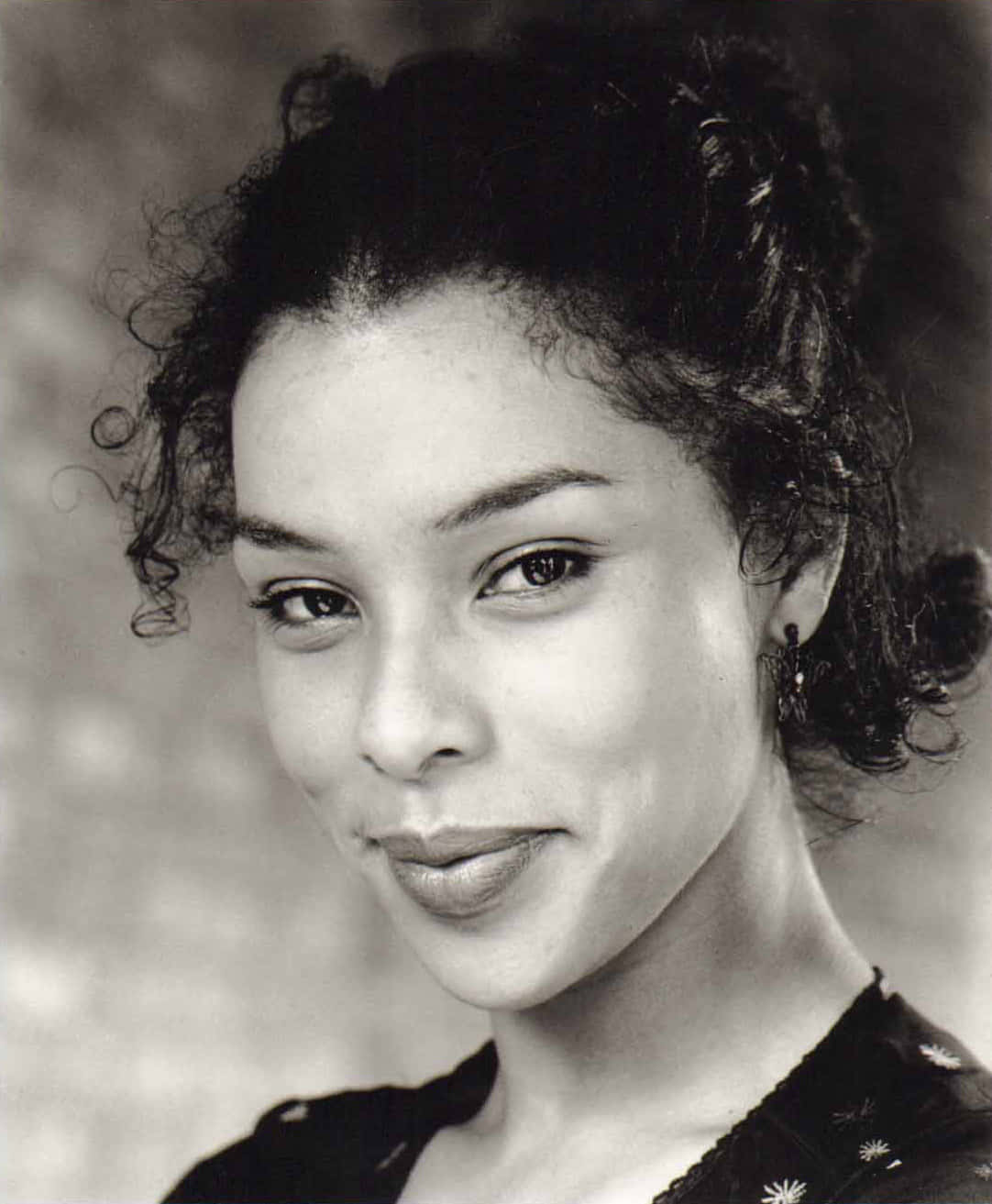 Sophie Okonedo, black and white portrait, curly hair, HD Phone Wallpaper