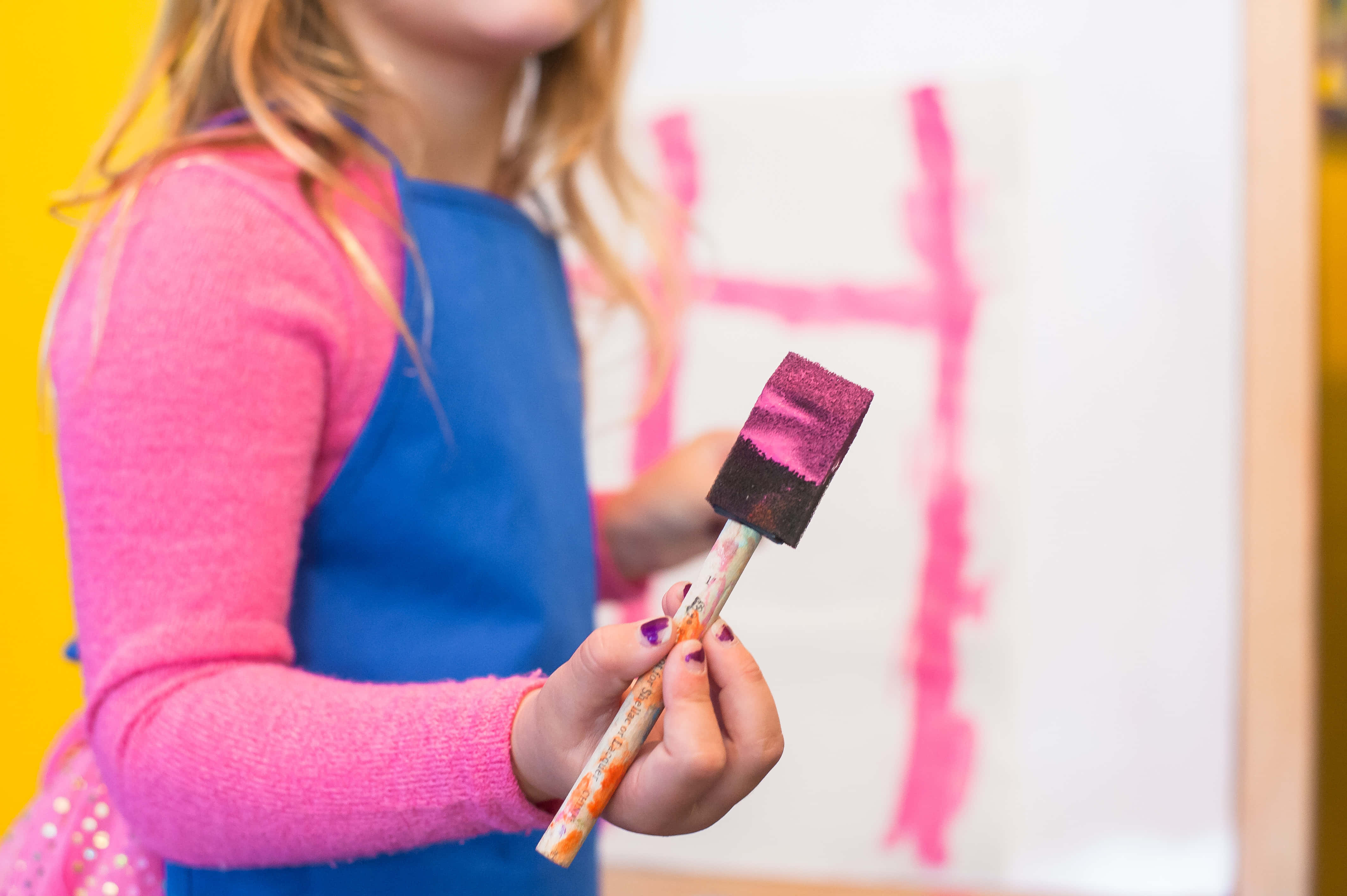 Soulful, pink sweater, blue apron, 4K Desktop Wallpaper