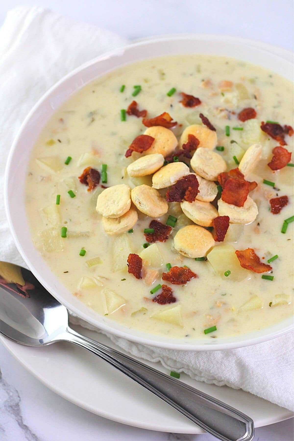 New England Clam Chowder, creamy, crispy bacon crumbles, HD Phone Wallpaper