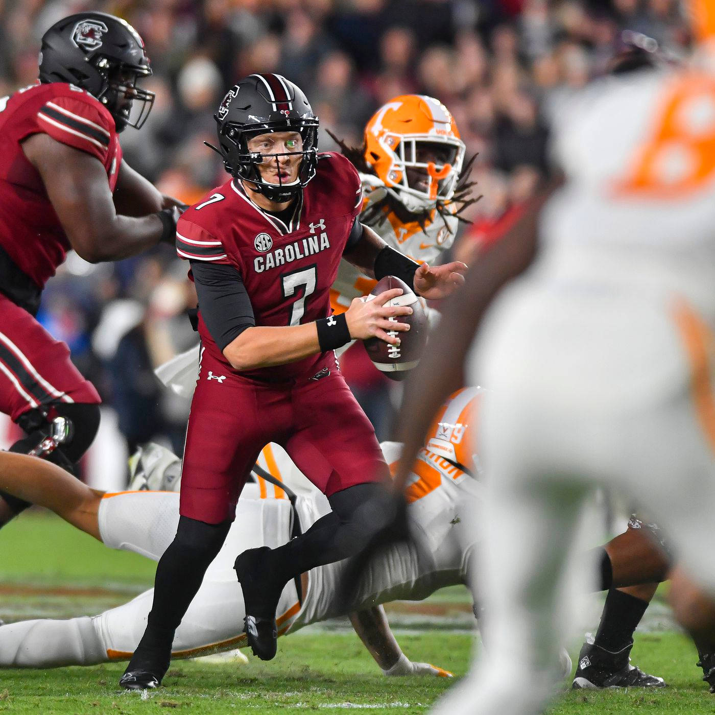 South Carolina Gamecocks, football quarterback, red jersey number 7, HD Desktop Wallpaper