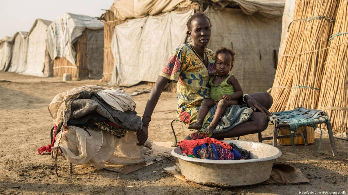 South Sudan, laundry woman, child, SD Desktop Wallpaper