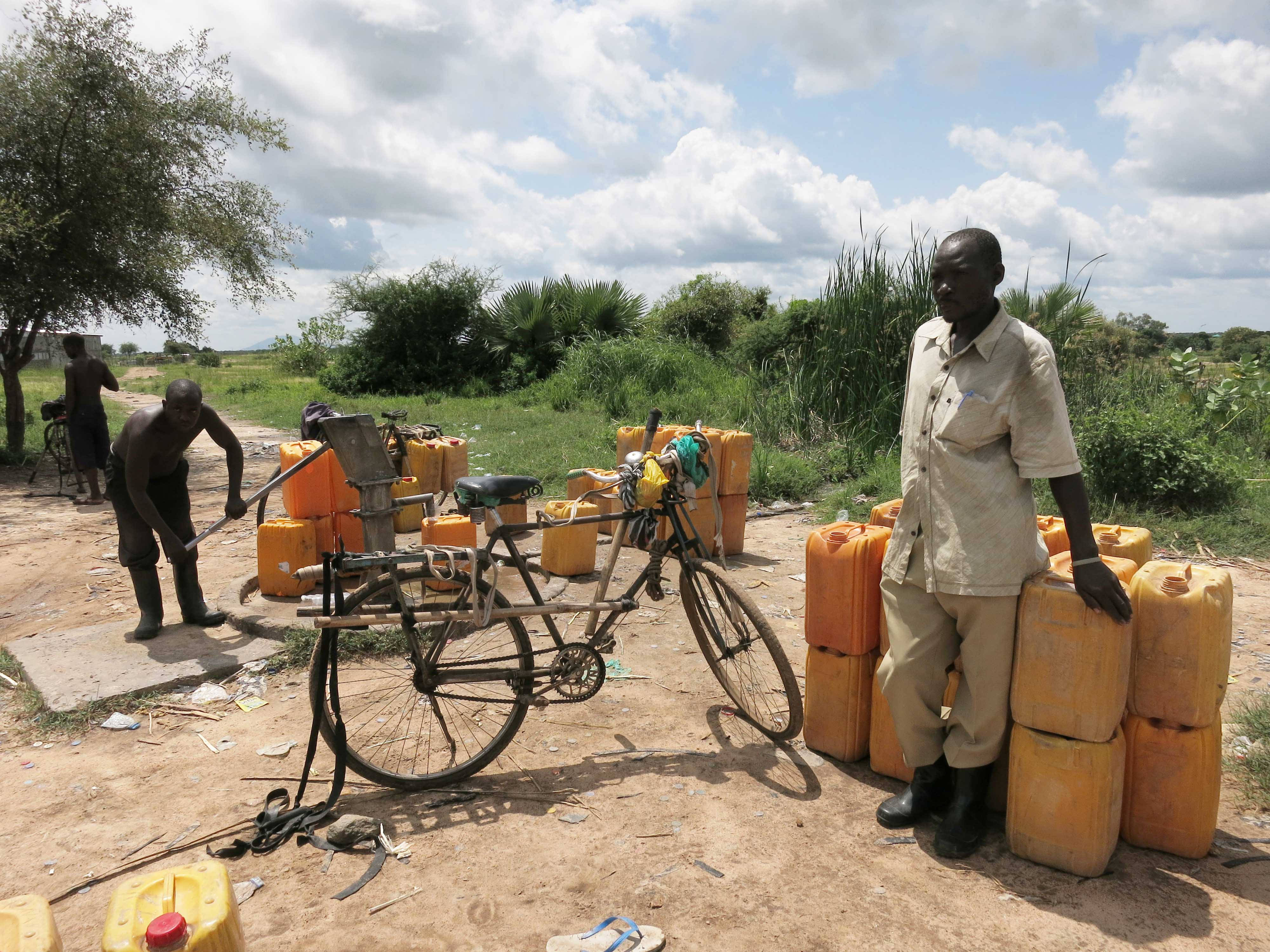 South Sudan, yellow jugs, orange water jugs, 4K Desktop Wallpaper