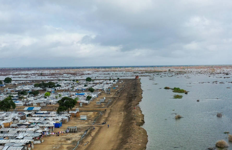 South Sudan, lakeshore town, flooded settlement, SD Desktop Wallpaper