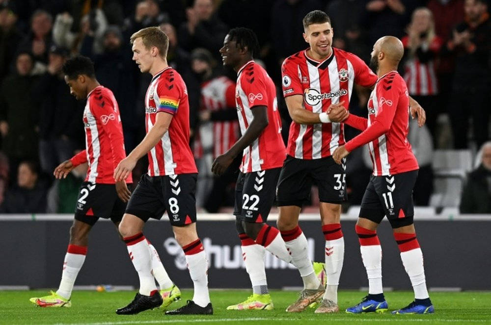Southampton FC, red and white striped jerseys, green pitch, SD Desktop Wallpaper