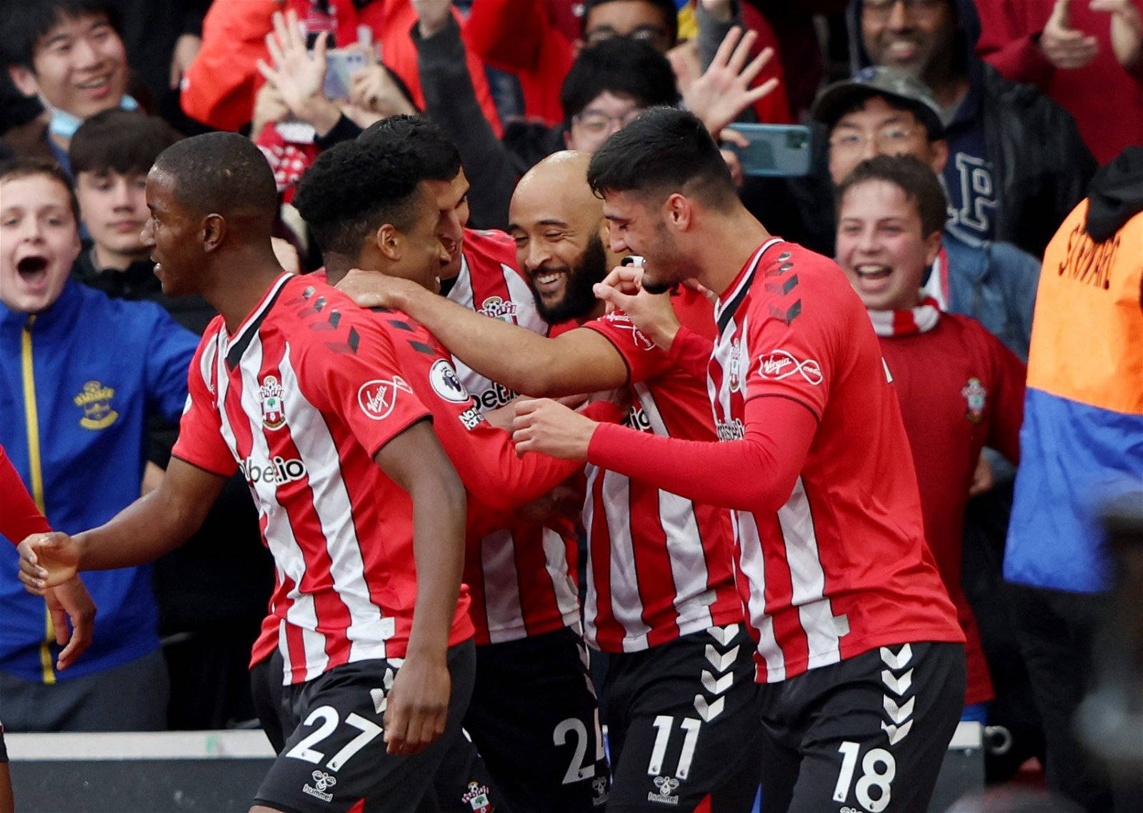 Southampton FC, red and white striped jerseys, goal celebration, HD Desktop Wallpaper