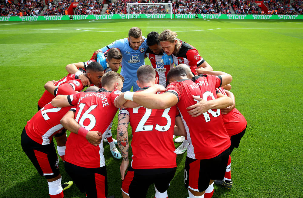 Southampton FC, red jerseys, vibrant green pitch, SD Desktop Wallpaper