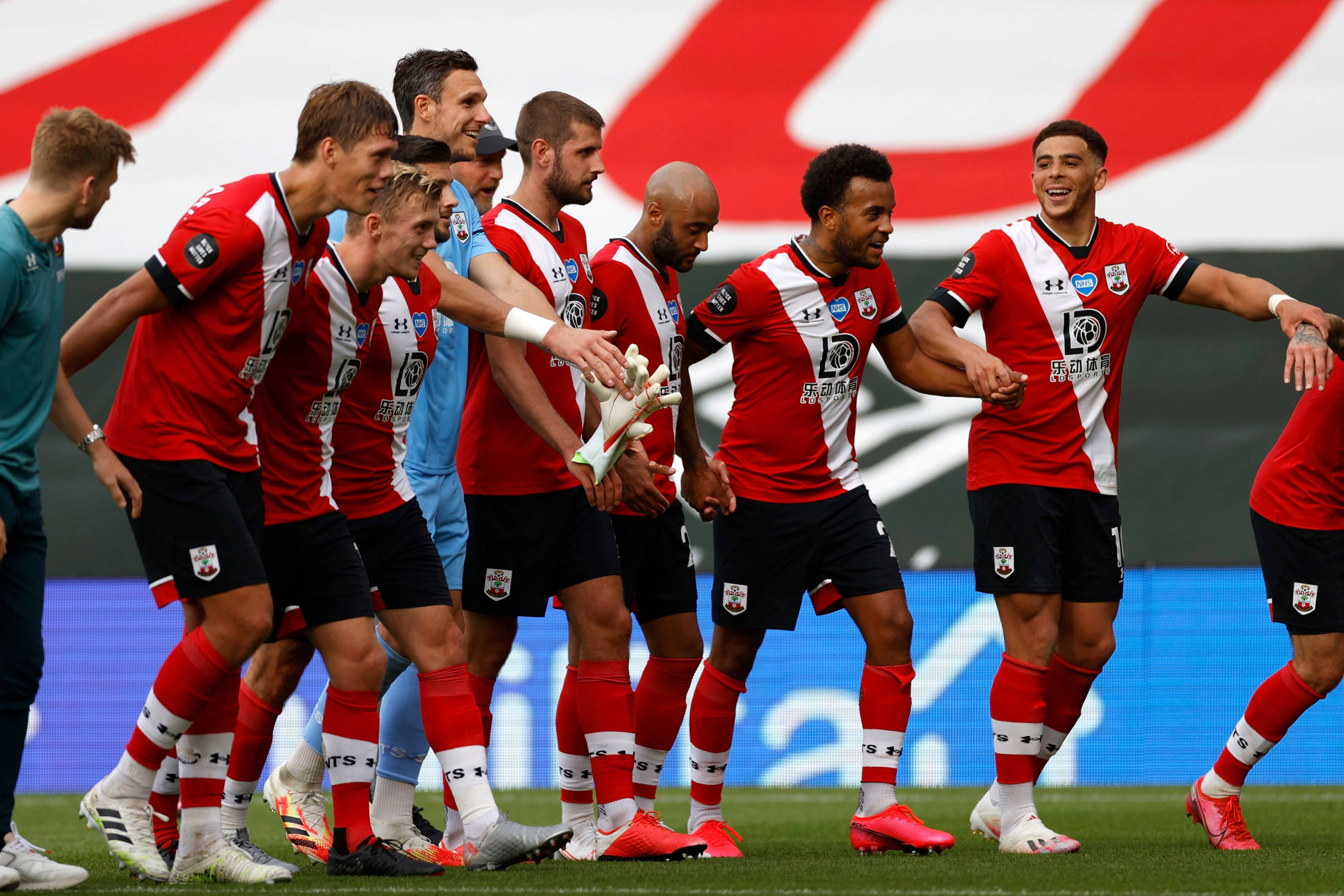 Southampton FC, red and white kits, vibrant green pitch, 2K Desktop Wallpaper