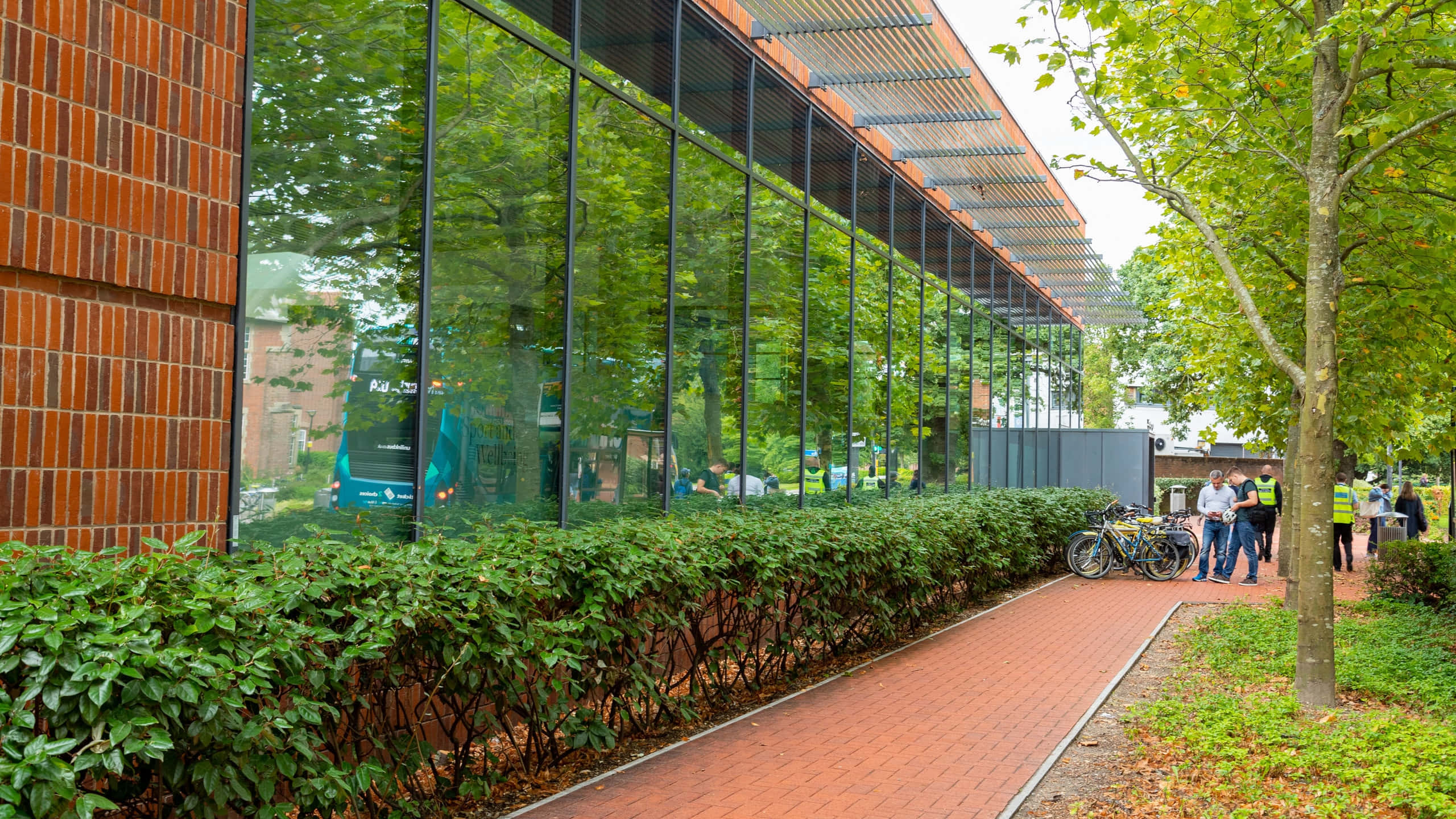 Southampton, modern architecture, glass and brick building, 2K Desktop Wallpaper