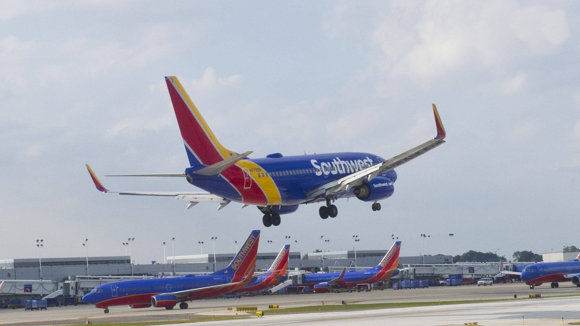 Southwest Airlines, plane, airport runway, Full HD Desktop Wallpaper