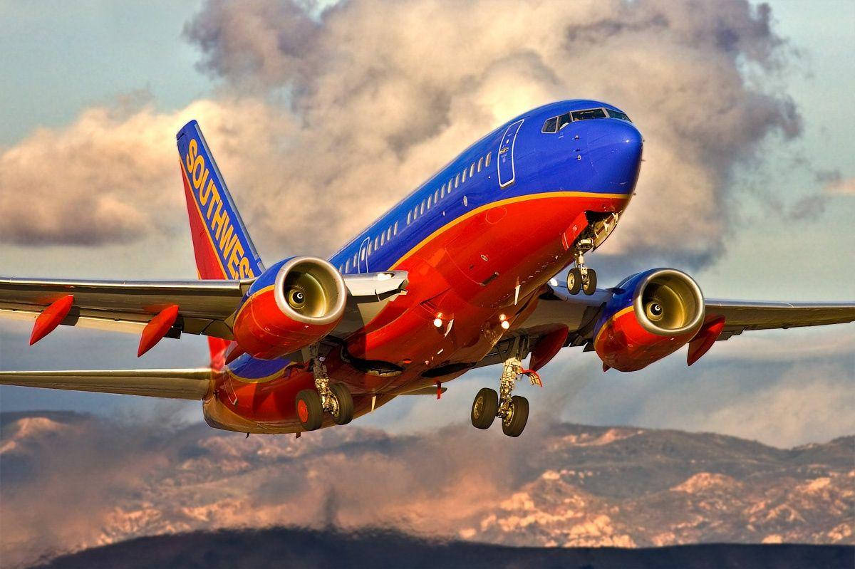 Southwest Airlines, jet, vibrant blue and red, SD Desktop Wallpaper