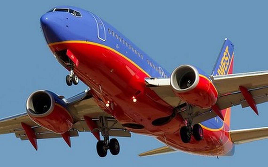Southwest Airlines, vibrant red and blue livery, jetliner, SD Desktop Wallpaper