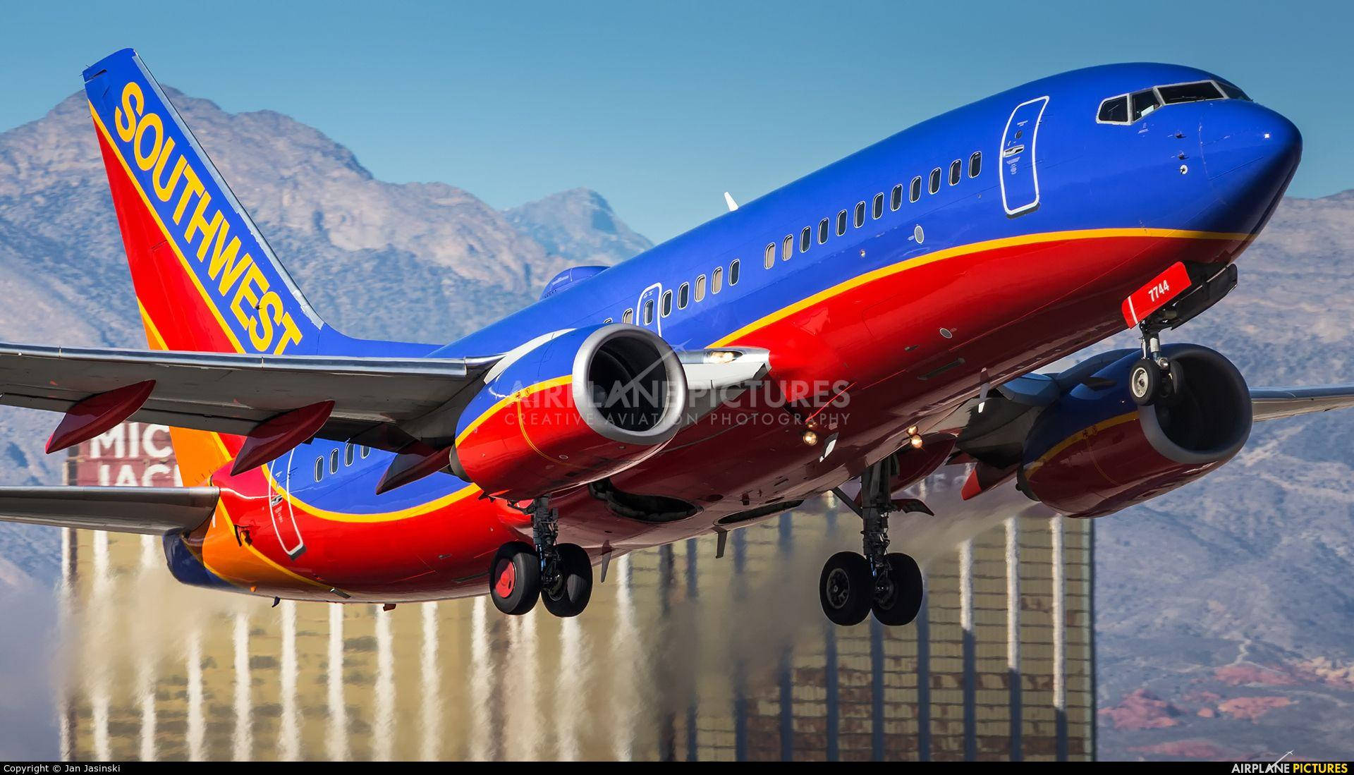 Southwest Airlines, airplane, mountain ranges, Full HD Desktop Wallpaper