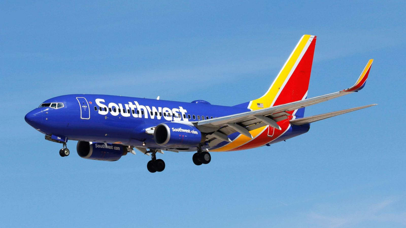 Southwest Airlines, blue sky, landing gear down, HD Desktop Wallpaper