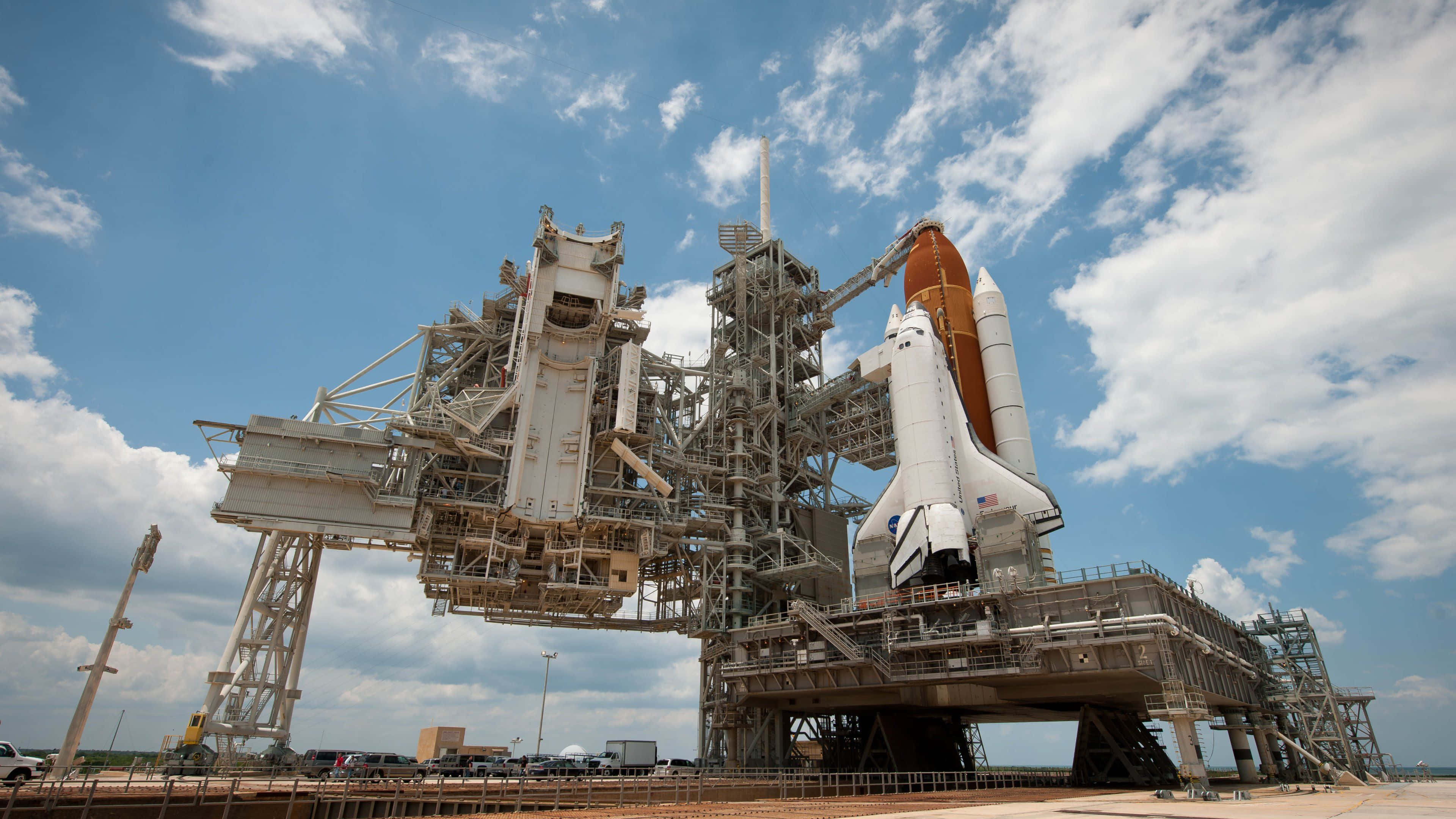 space shuttle, launch pad, bright blue sky, 4K Desktop Wallpaper