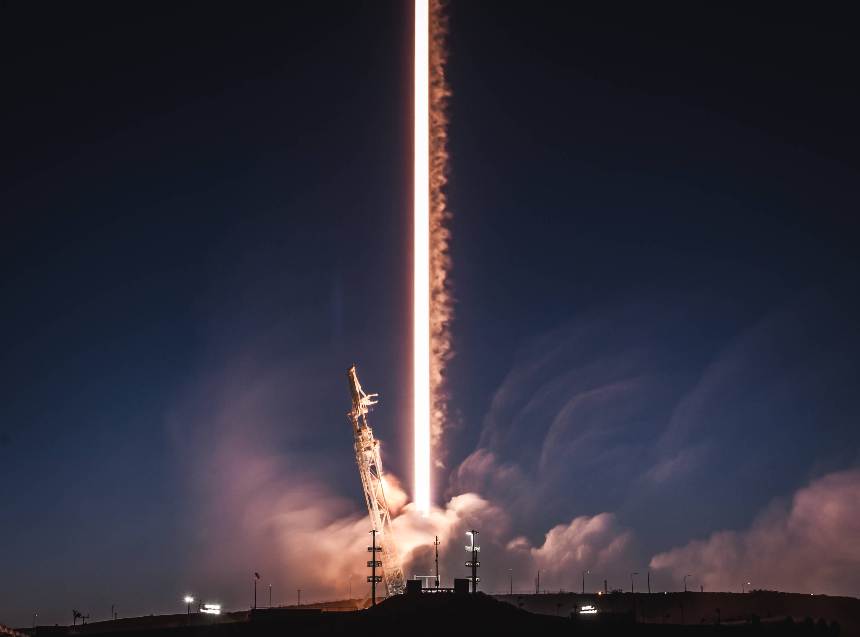 Spacex Starship, night, fiery trail, 2K Desktop Wallpaper
