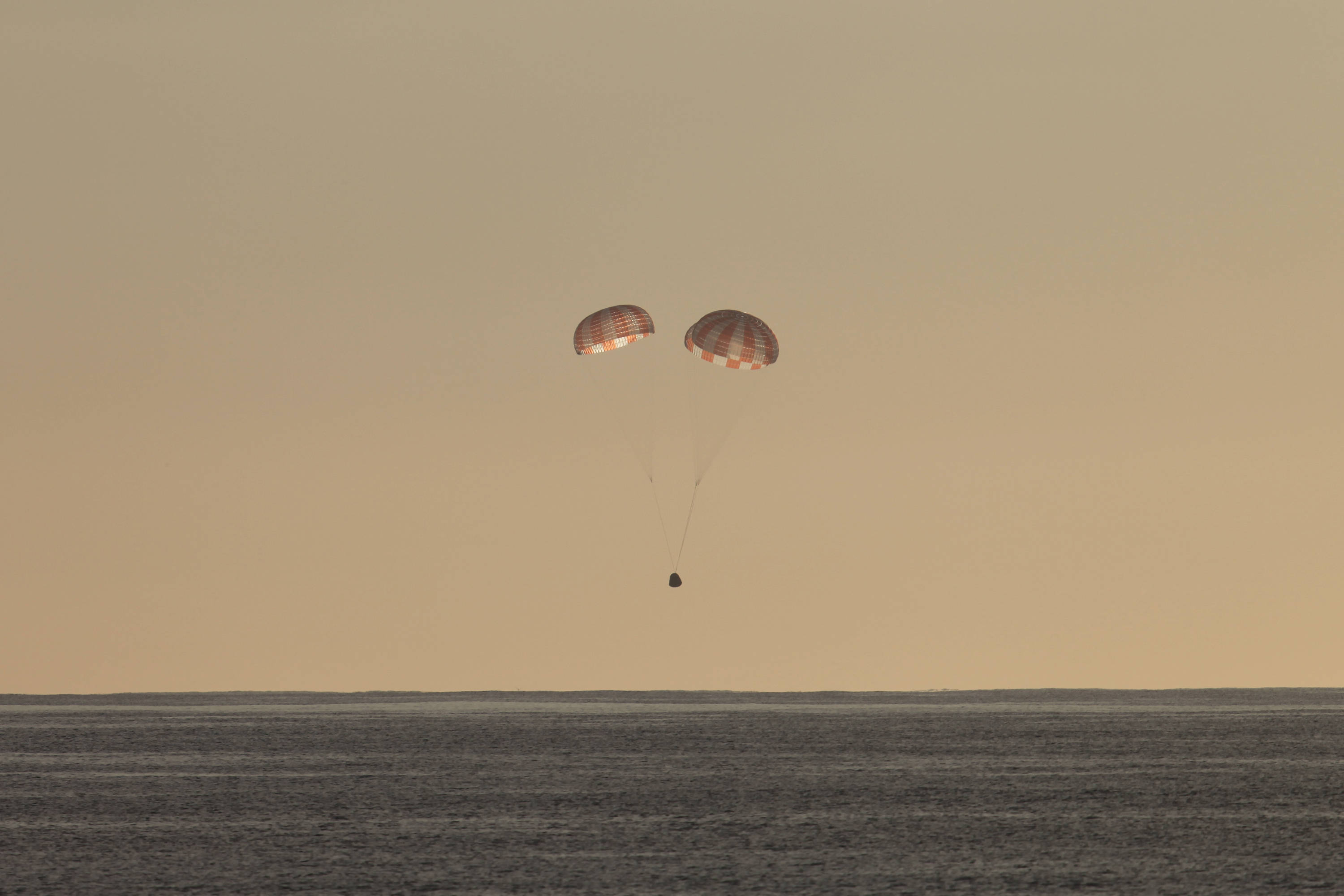 SpaceX Starship, dusk, red and white striped parachutes, 2K Desktop Wallpaper