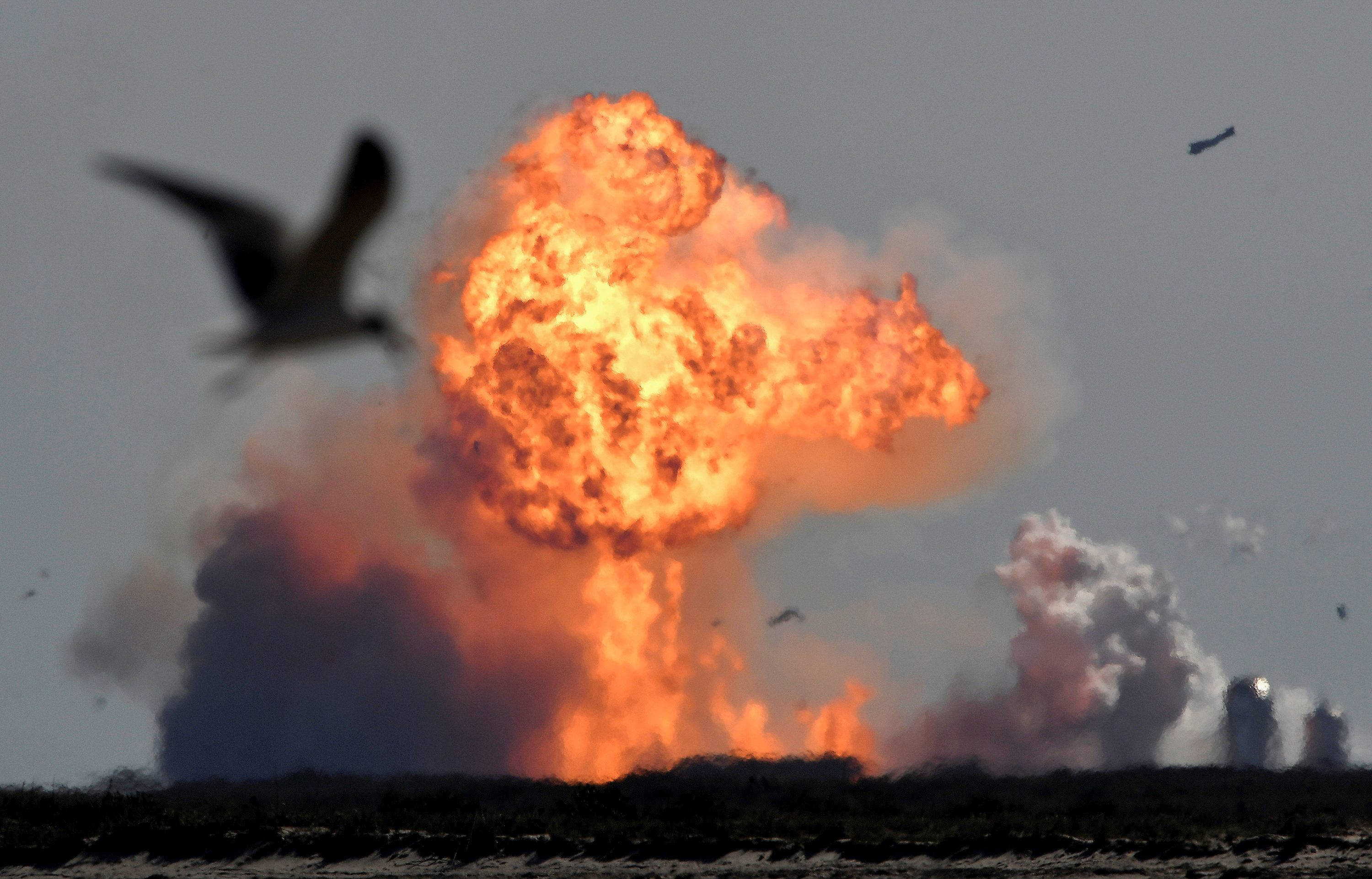 SpaceX Starship, fiery explosion, flat horizon, 2K Desktop Wallpaper