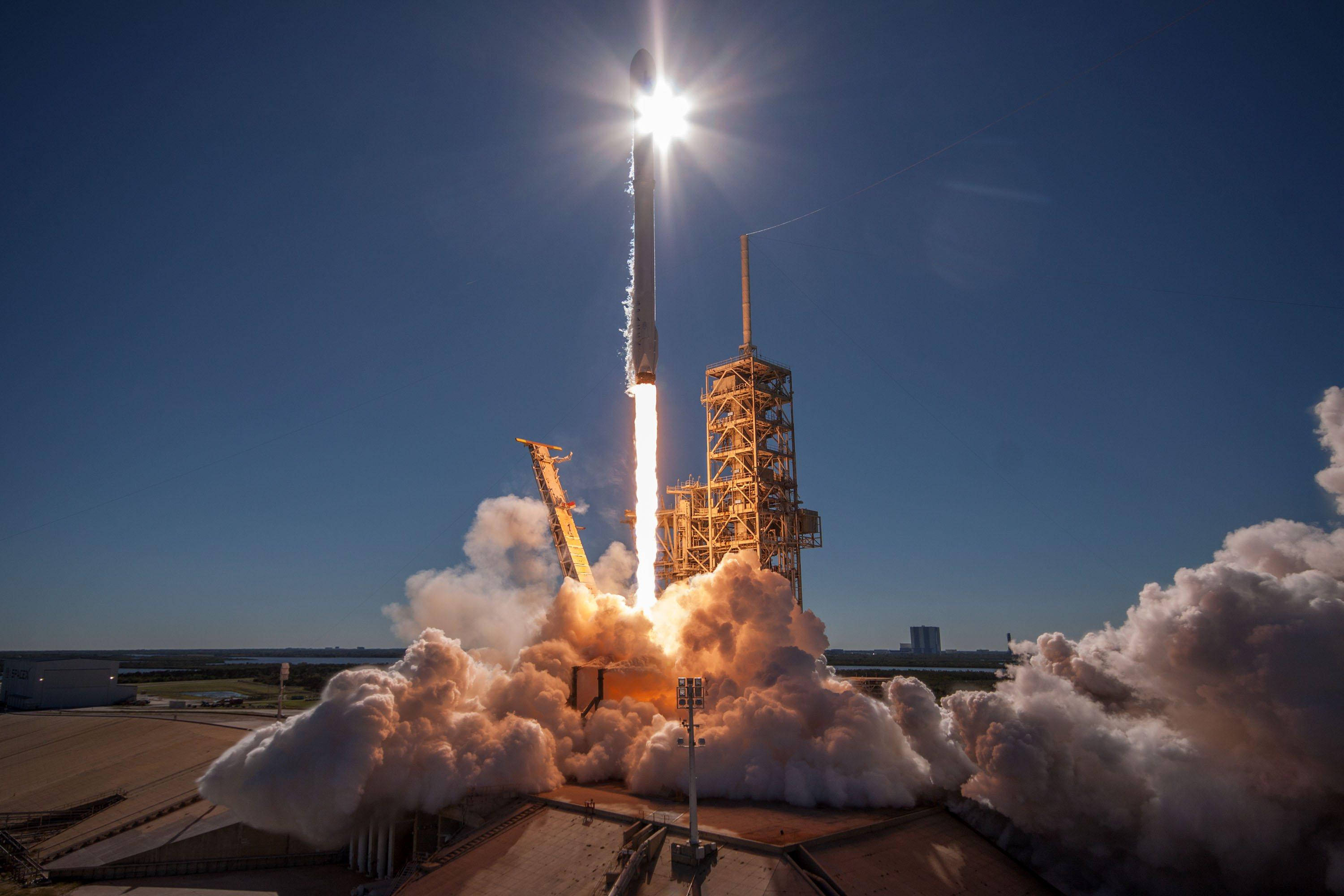 SpaceX, rocket launch, clear blue sky, 2K Desktop Wallpaper