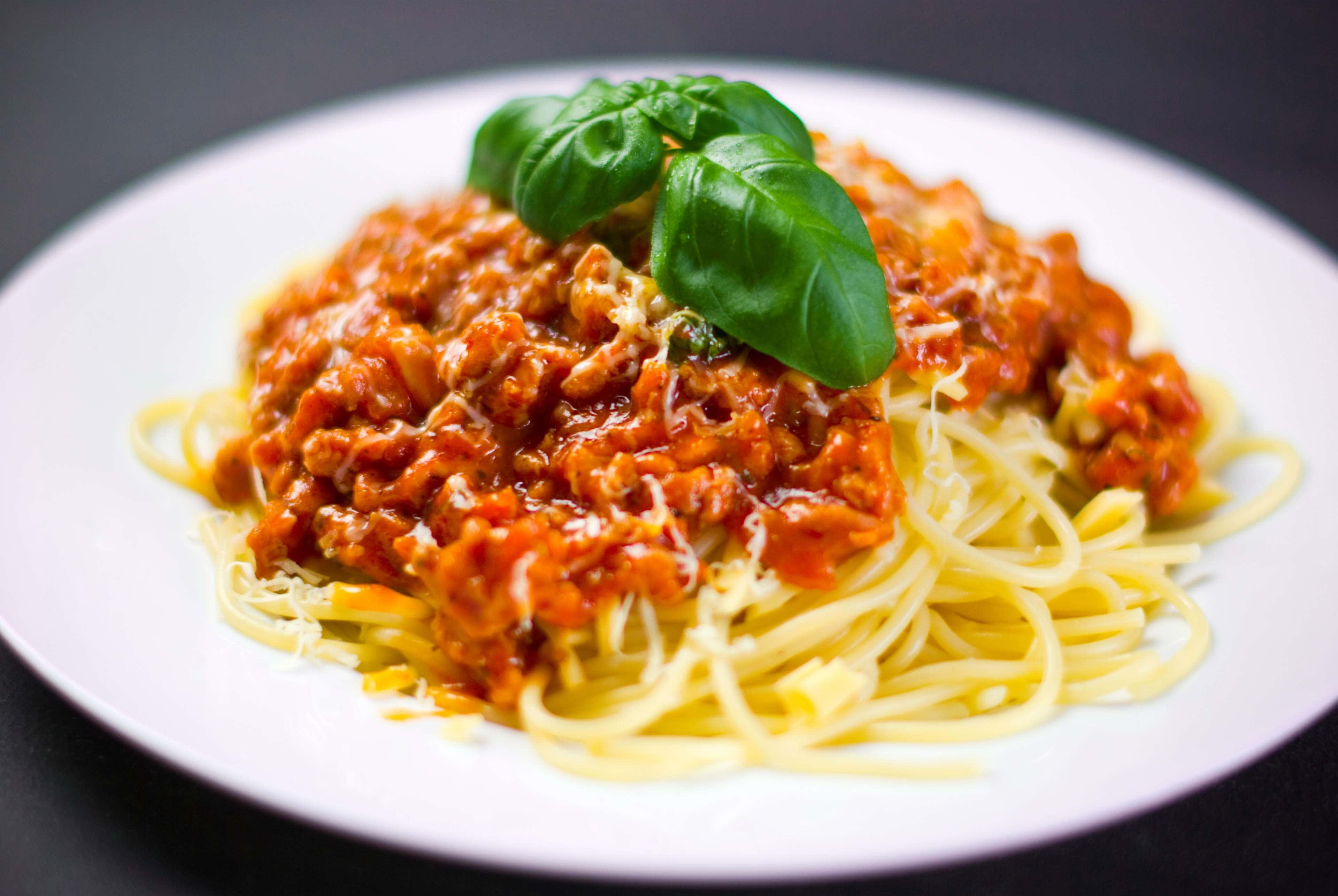 spaghetti, meat sauce, fresh basil leaves, 4K Desktop Wallpaper