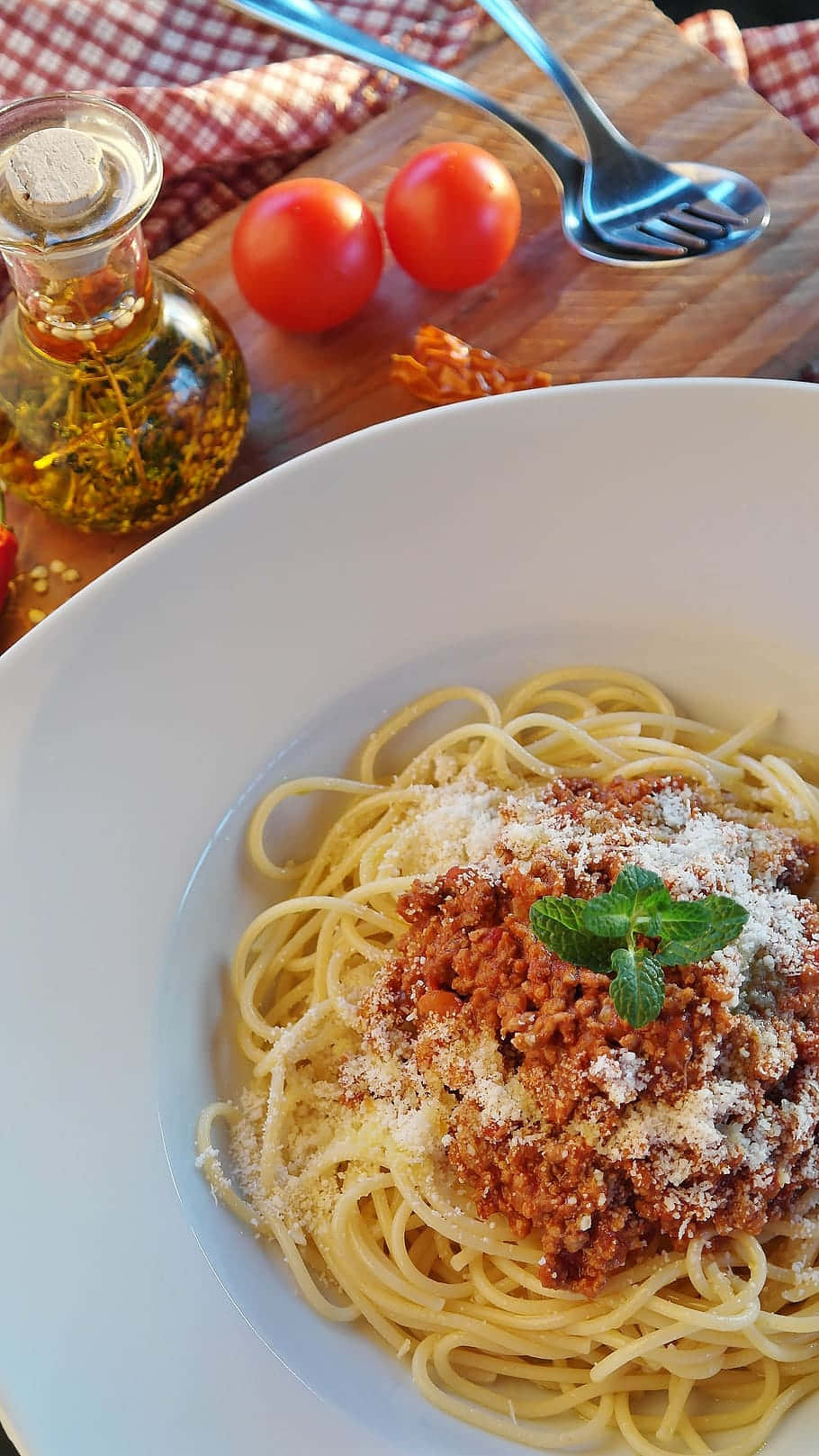 spaghetti bolognese, grated cheese, fresh mint, HD Phone Wallpaper