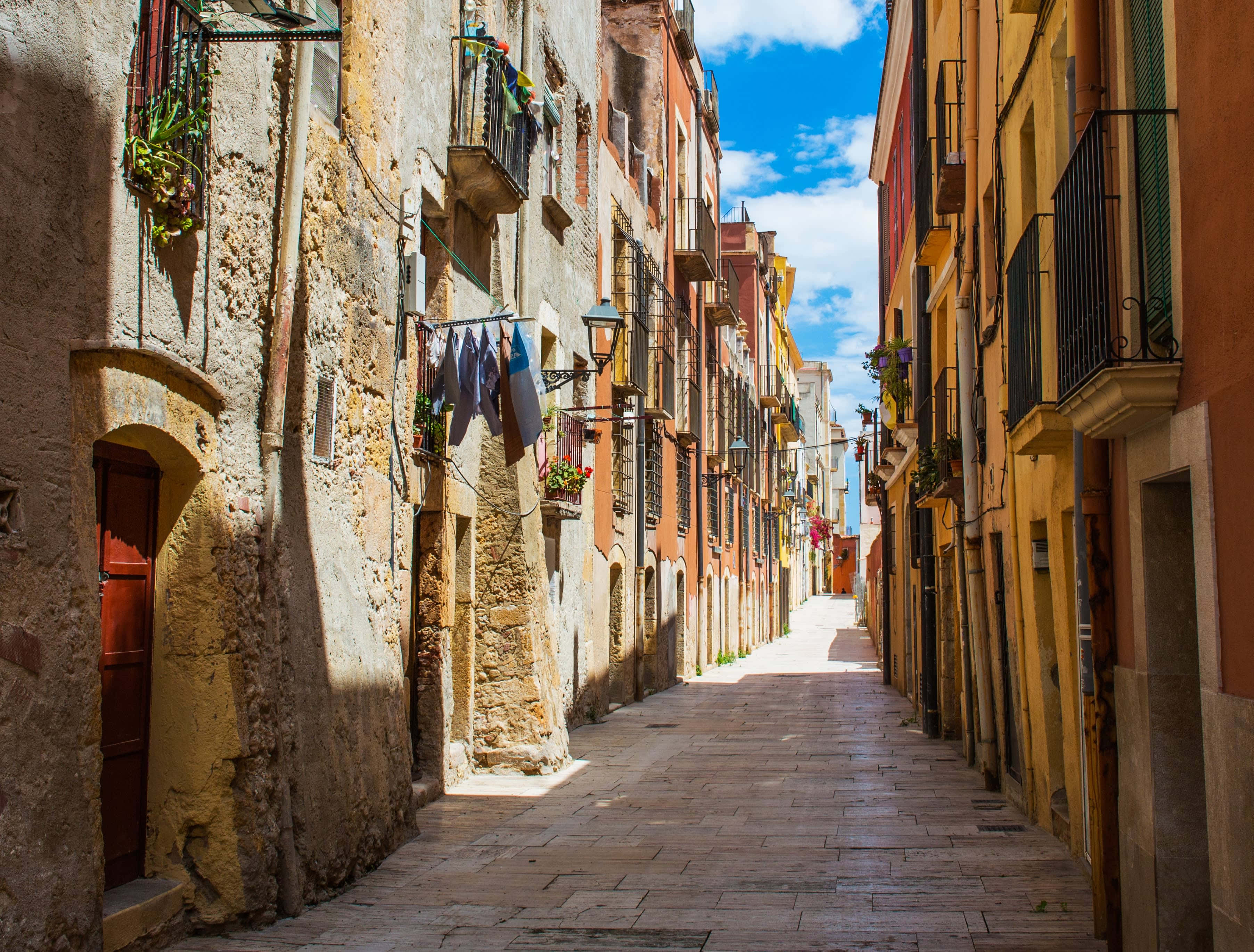 narrow street, cobblestone alleyway, colorful weathered buildings, 2K Desktop Wallpaper