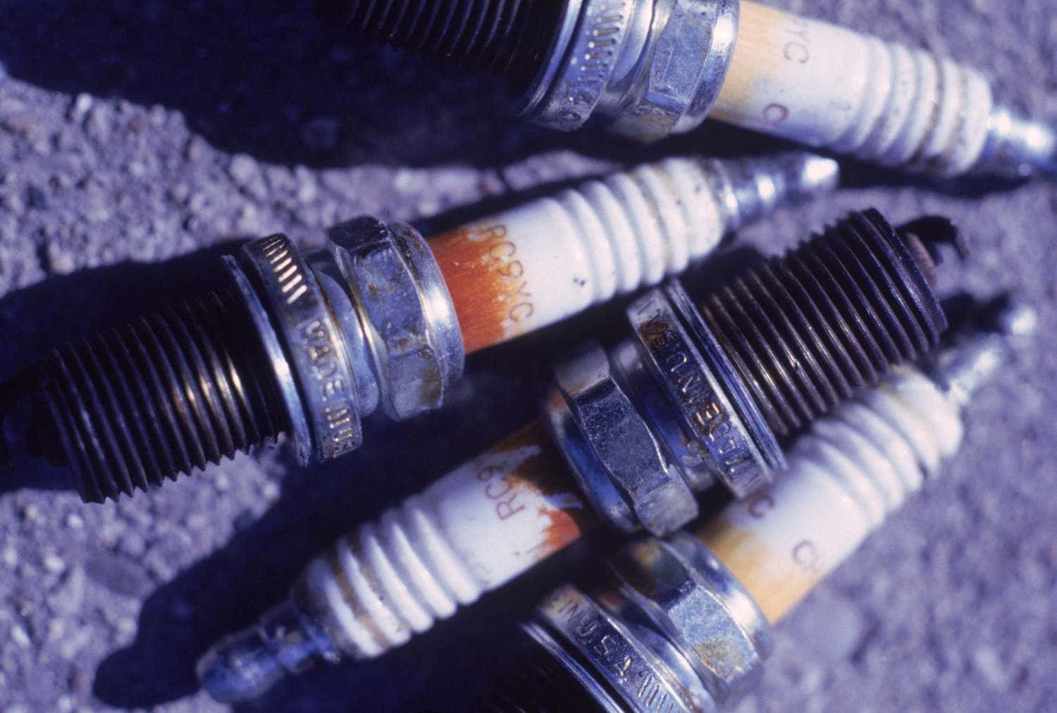 Spark Plug, gravel, orange deposits, HD Desktop Wallpaper