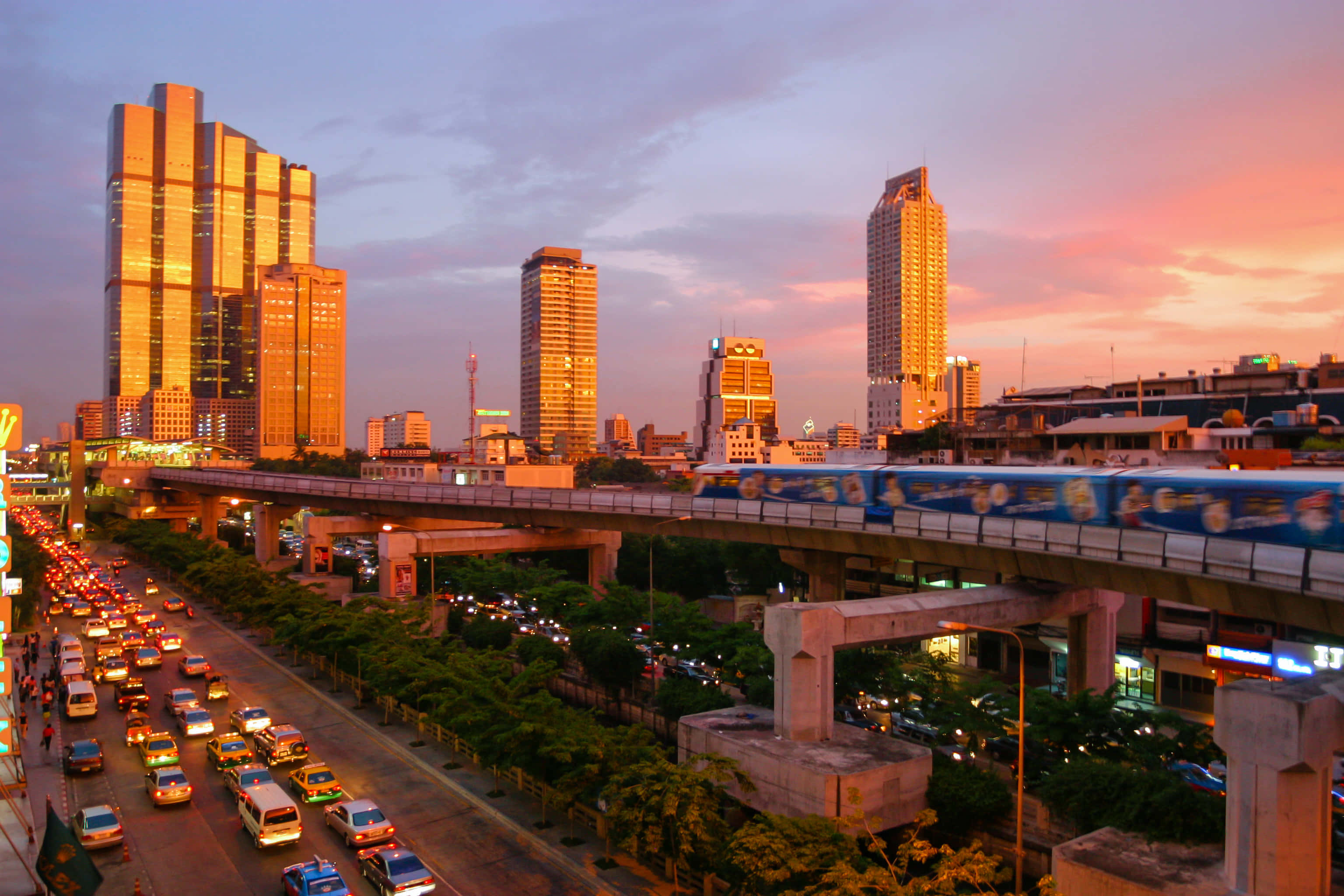 sunset, golden skyscrapers, busy road, 2K Desktop Wallpaper