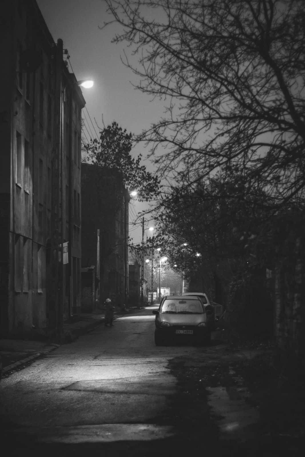 black and white urban alley, night, streetlights, HD Phone Wallpaper