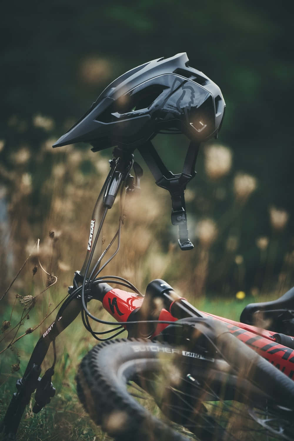 Specialized Mountain Bike, black mountain bike helmet, red bike, HD Phone Wallpaper