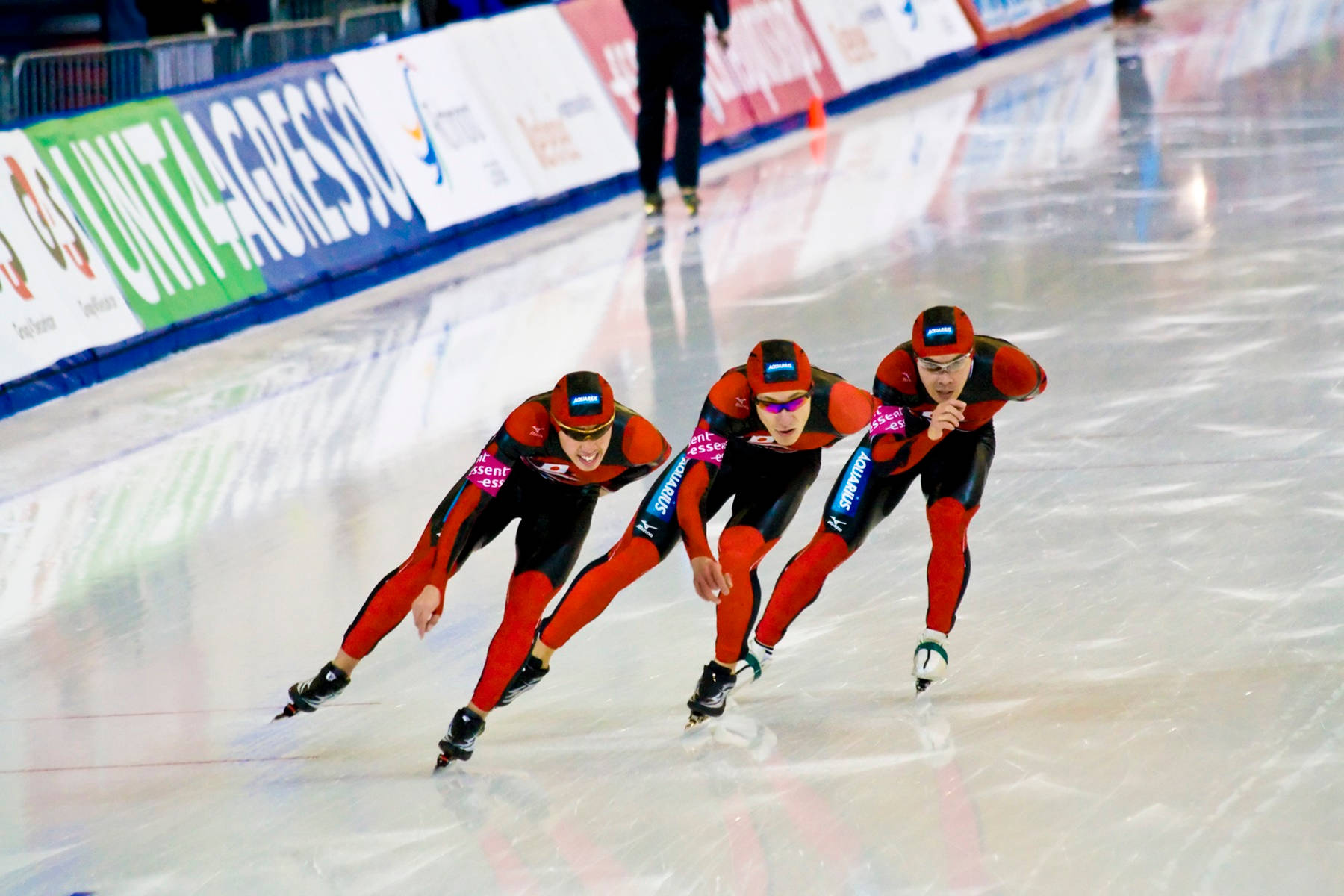 speed skaters, red and black suits, indoor ice rink, HD Desktop Wallpaper