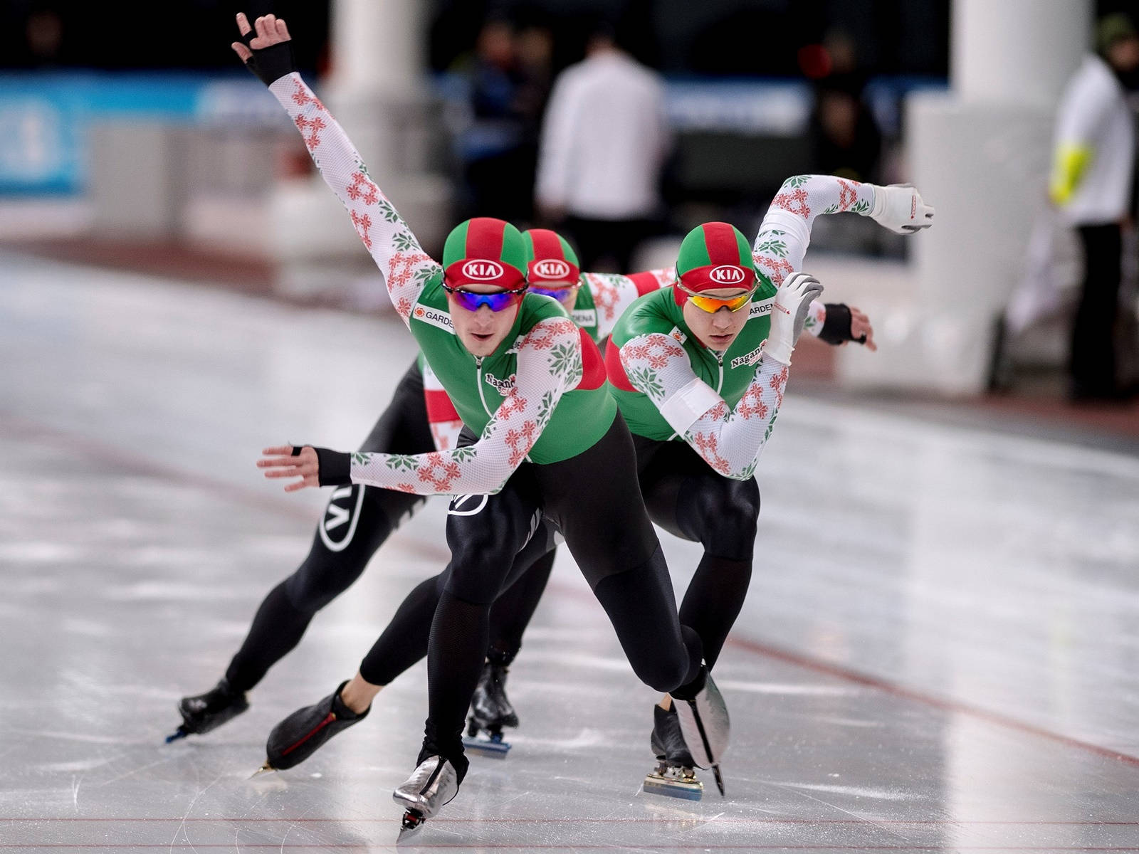 speed skating, green red and white uniforms, indoor ice rink, HD Desktop Wallpaper