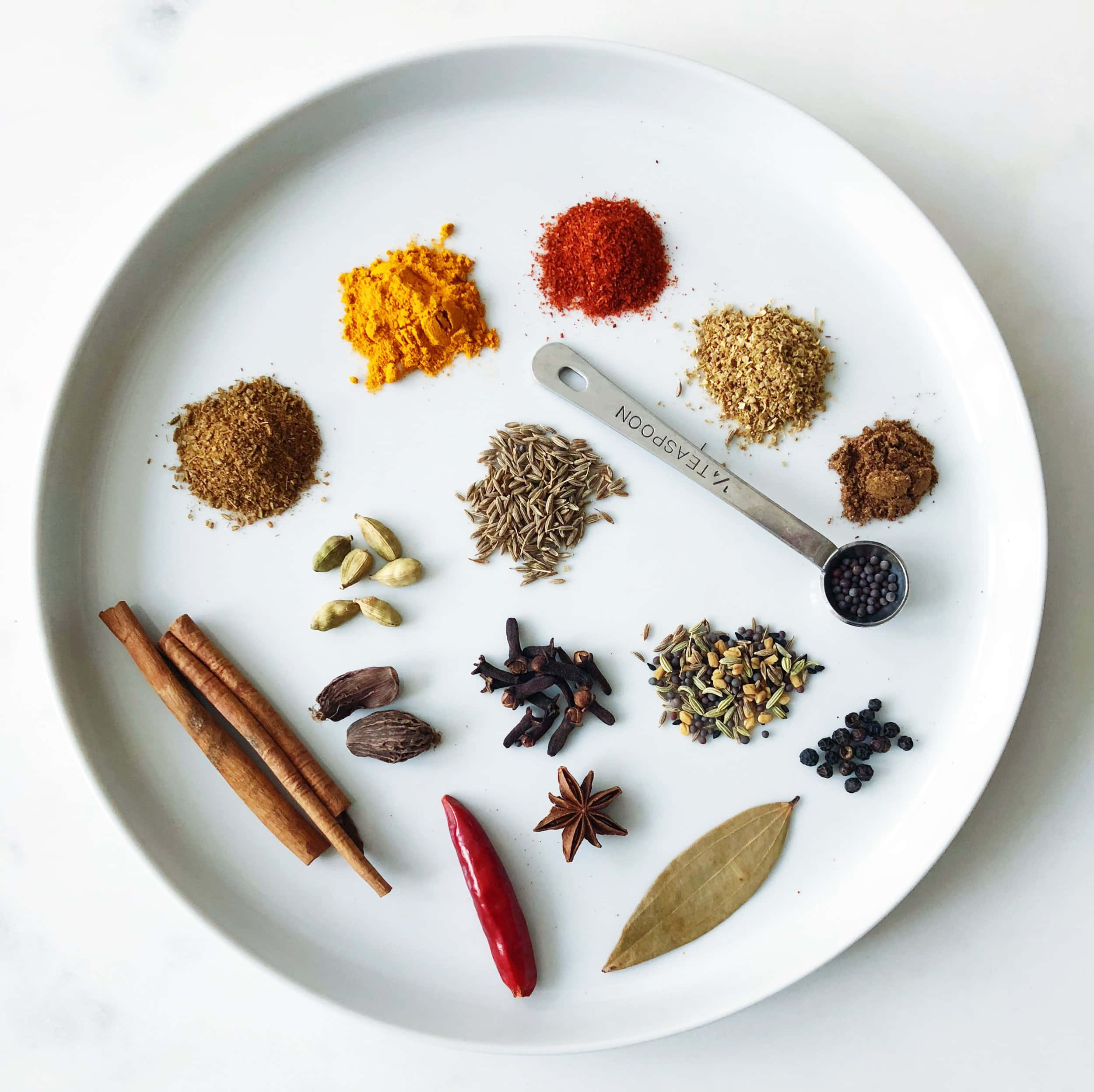 white round plate, turmeric, cumin, Full HD Desktop Wallpaper