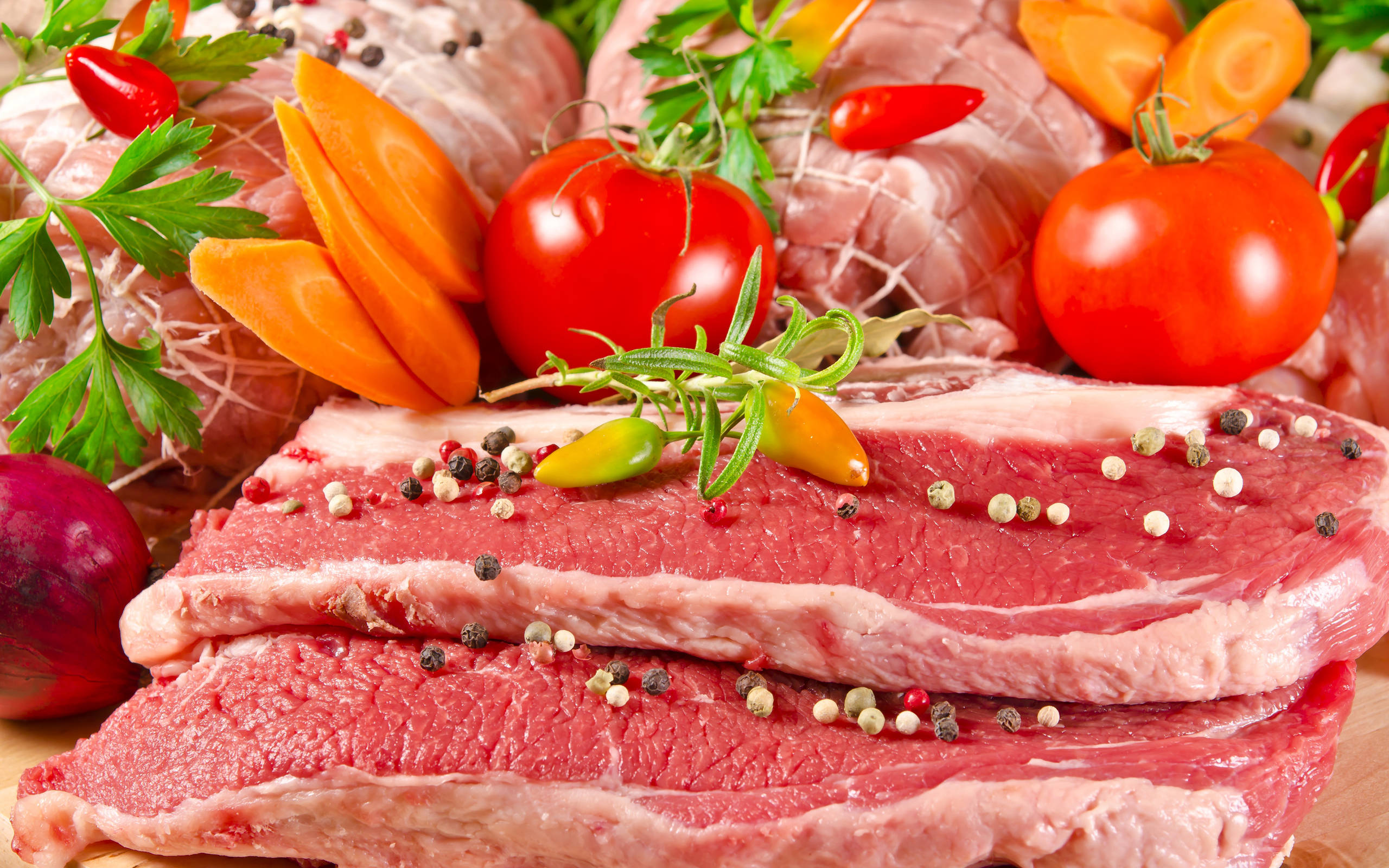 fresh red beef meat, peppercorns, tomatoes, 2K Desktop Wallpaper